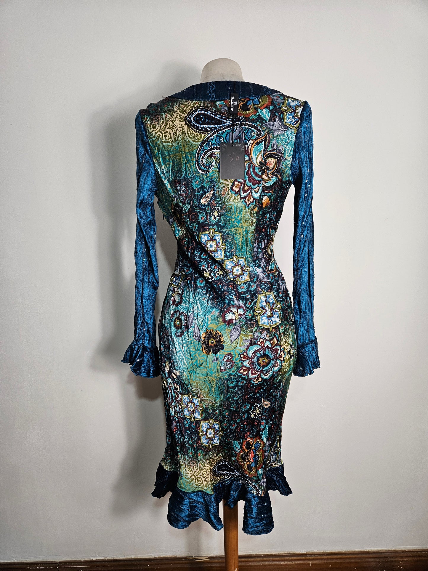 Robe brodée tons bleus