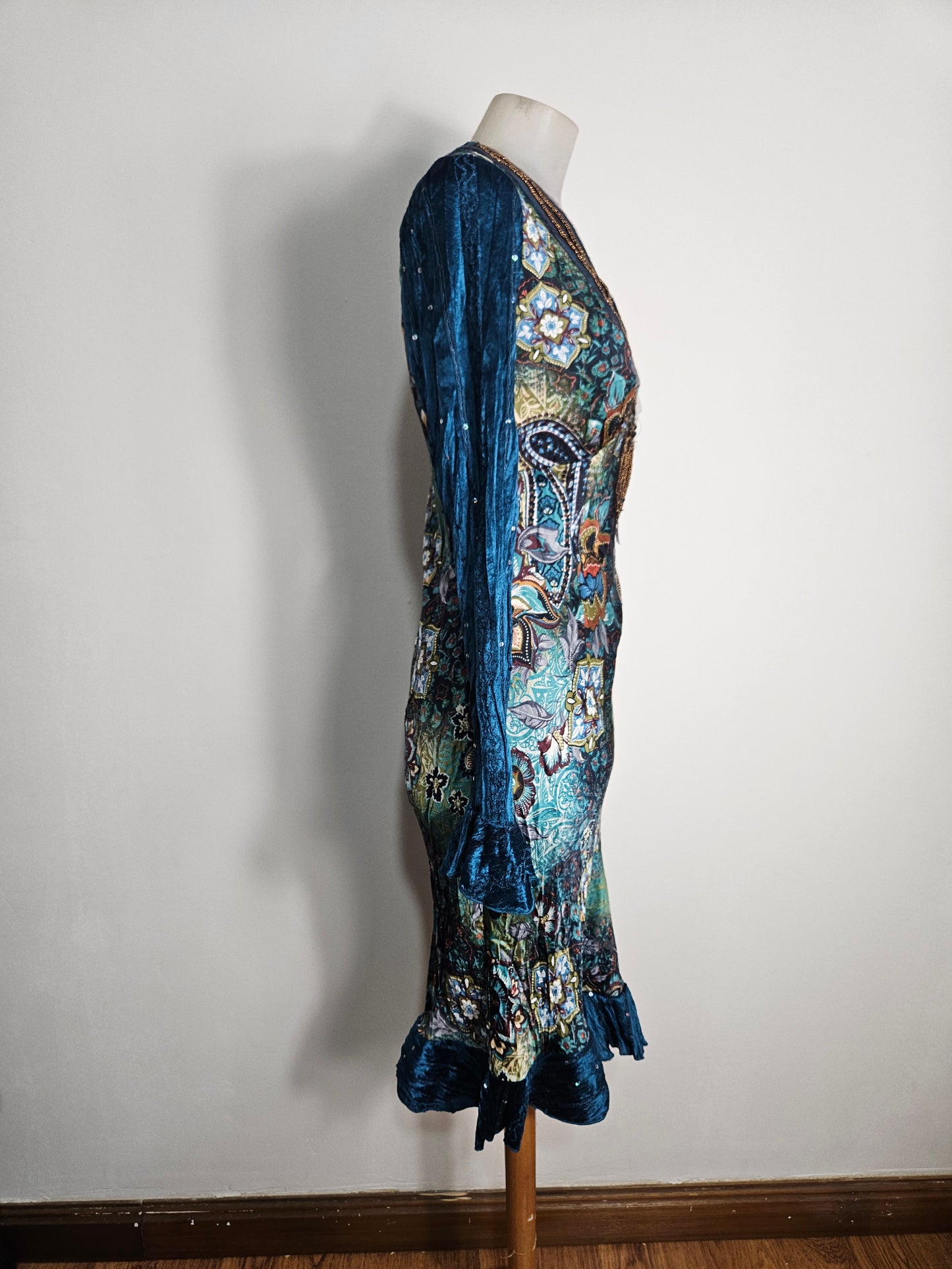 Robe brodée tons bleus