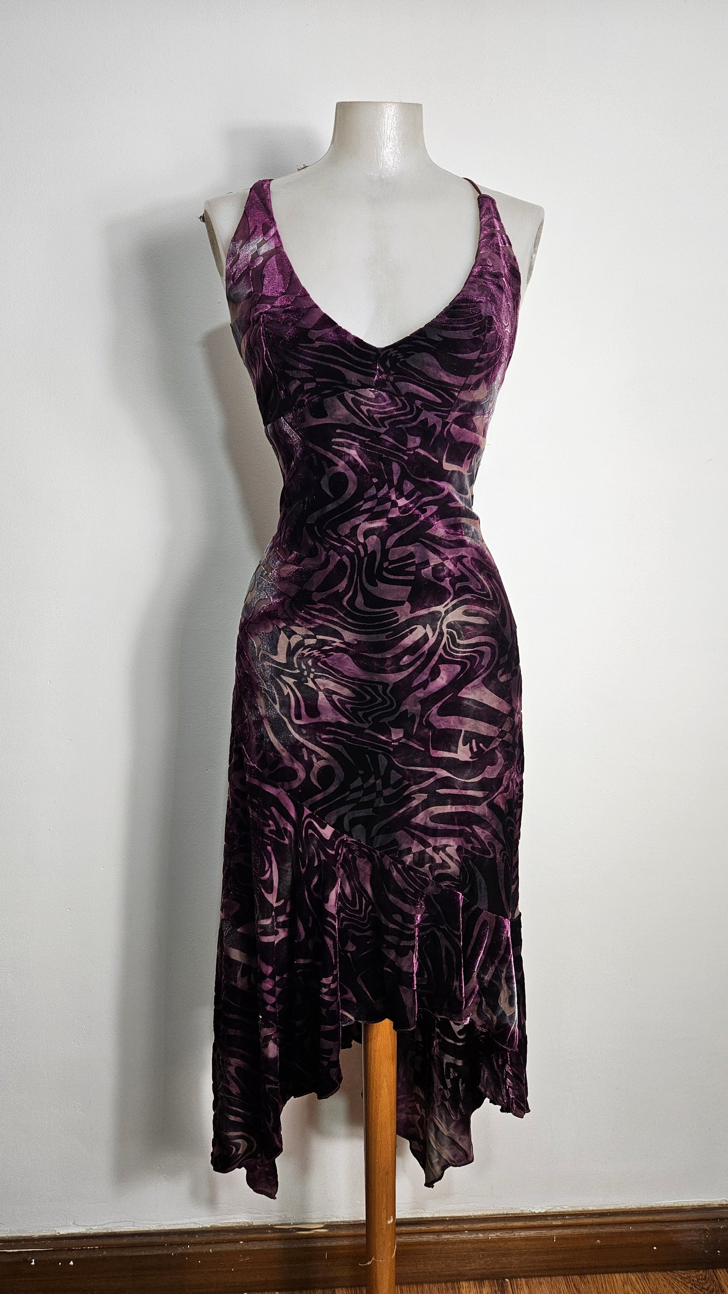 Vestido morado de terciopelo liso con espalda descubierta