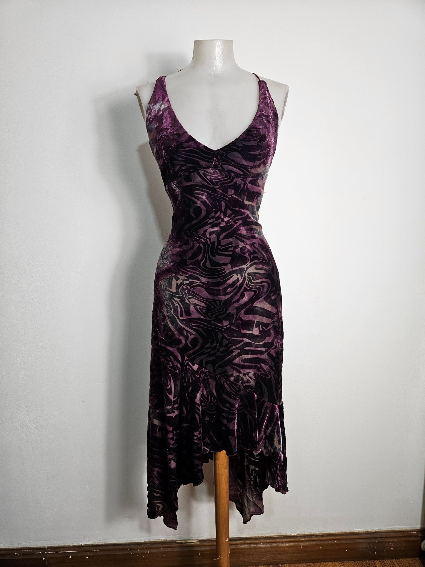 Vestido morado de terciopelo liso con espalda descubierta