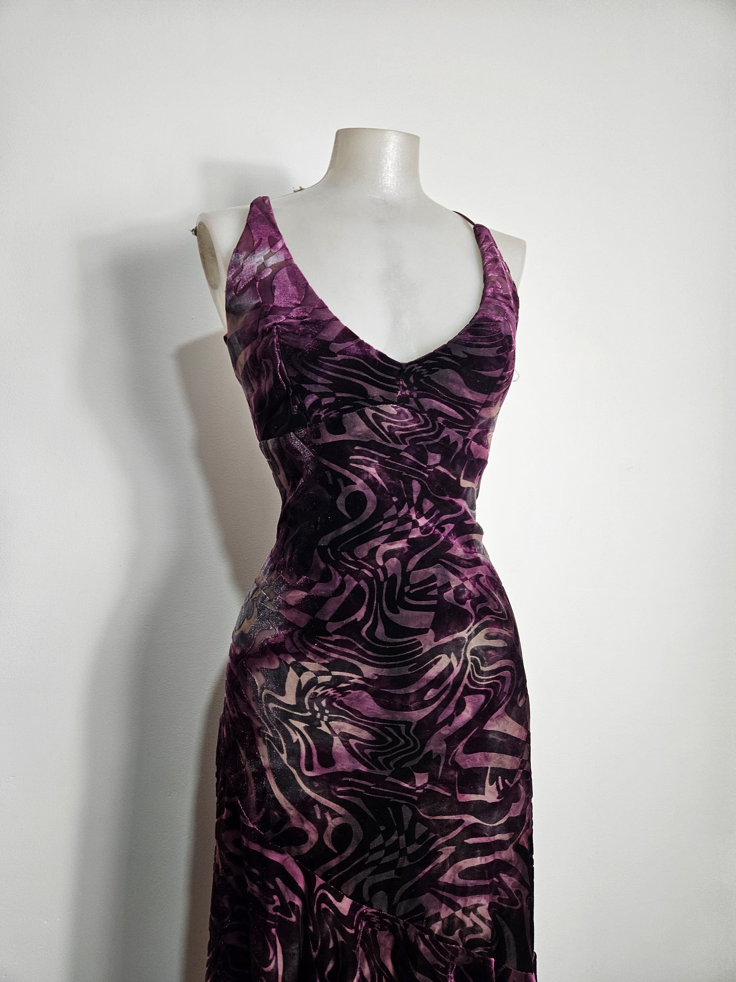 Vestido morado de terciopelo liso con espalda descubierta