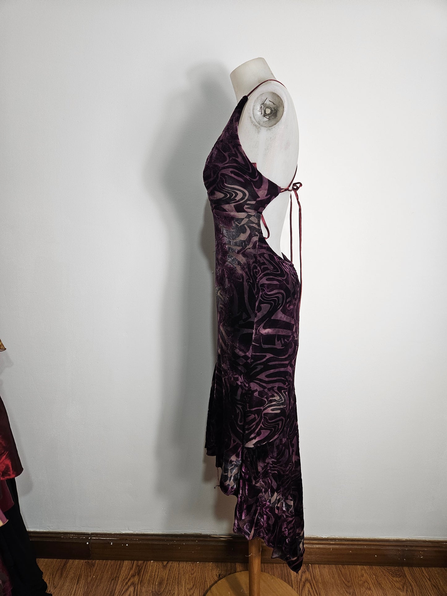 Vestido morado de terciopelo liso con espalda descubierta