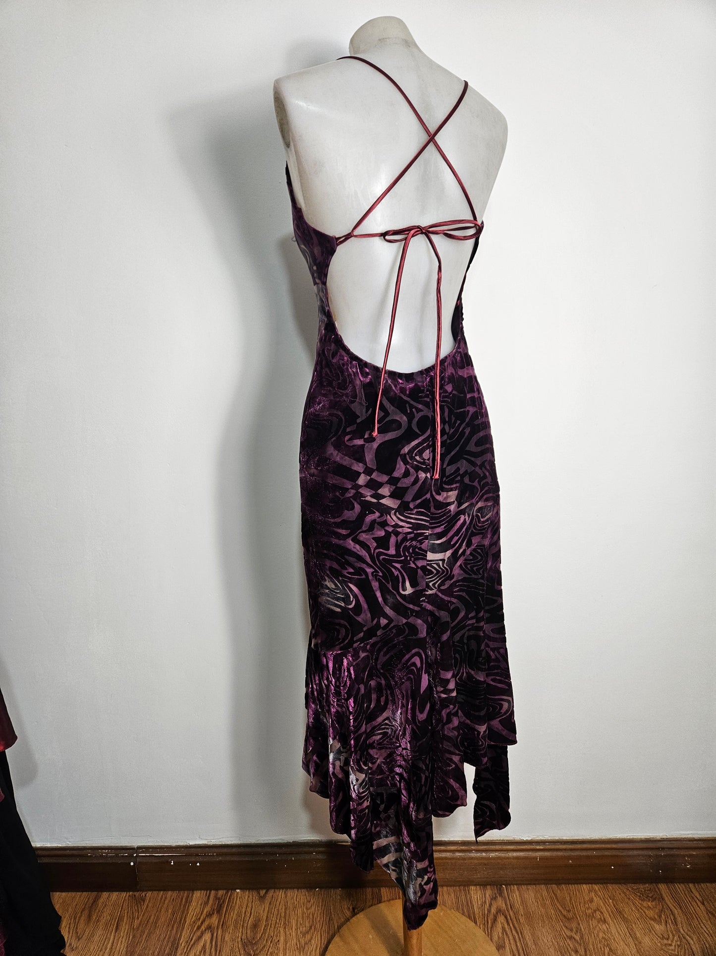 Vestido morado de terciopelo liso con espalda descubierta