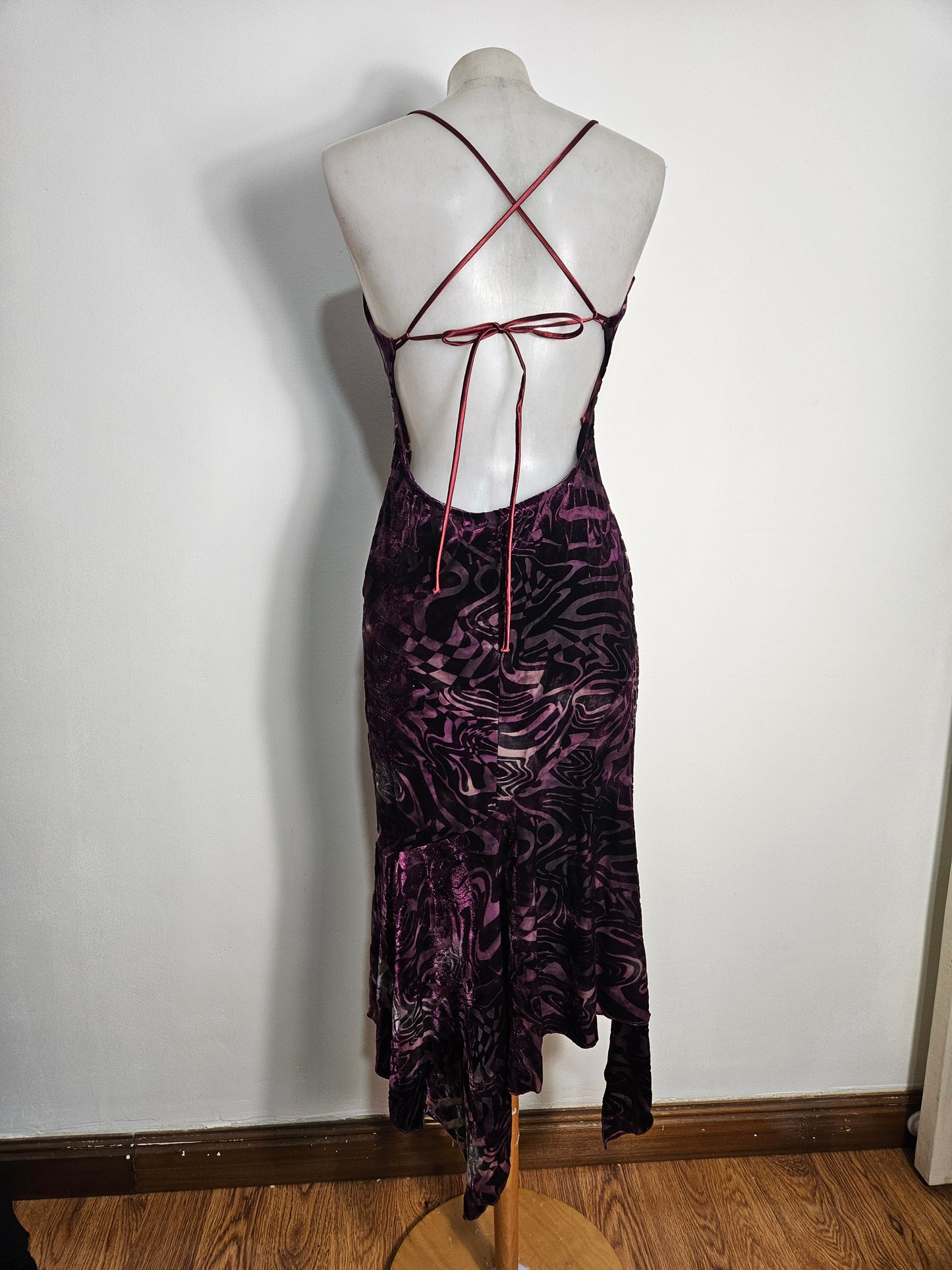 Vestido morado de terciopelo liso con espalda descubierta
