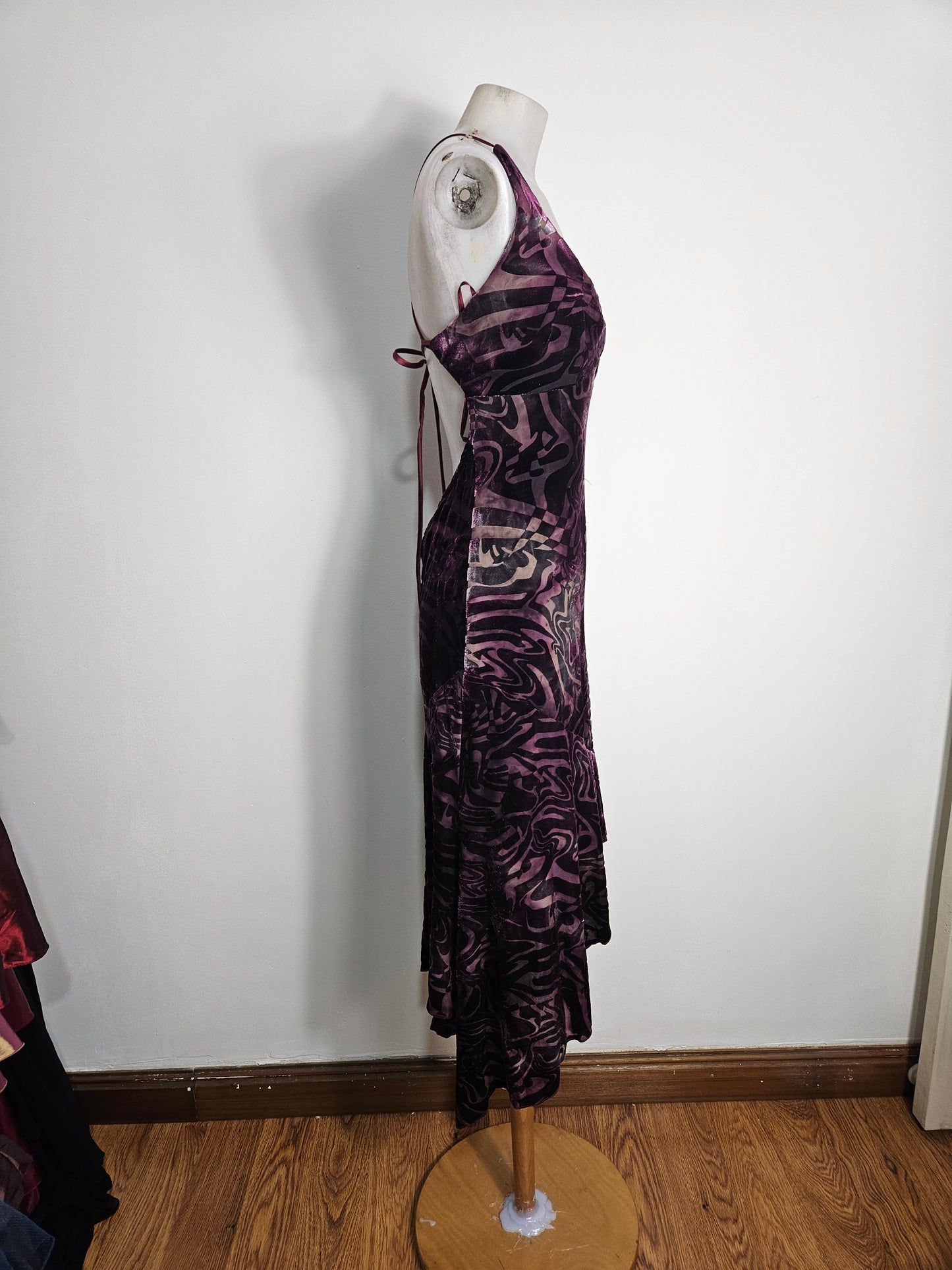 Vestido morado de terciopelo liso con espalda descubierta
