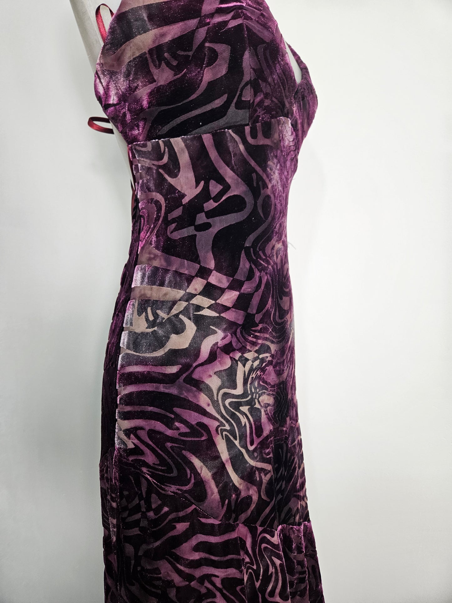 Vestido morado de terciopelo liso con espalda descubierta