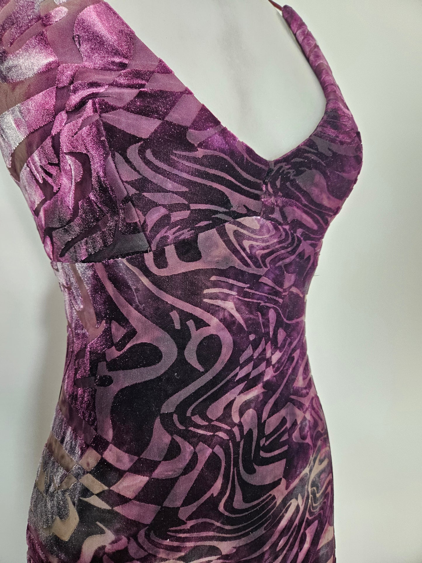 Vestido morado de terciopelo liso con espalda descubierta