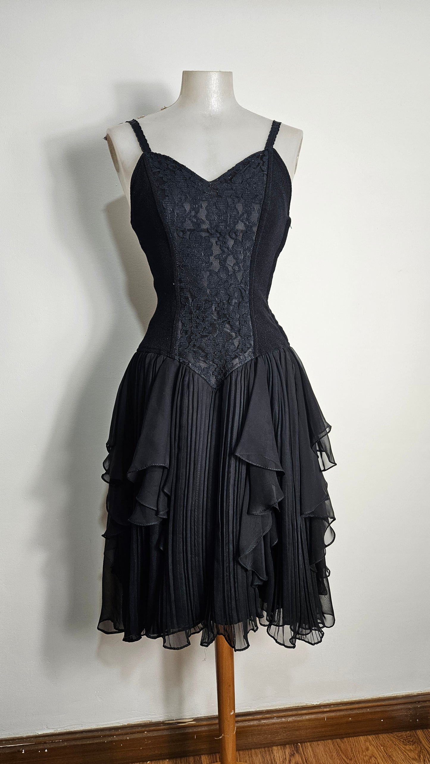 Vestido negro con volantes