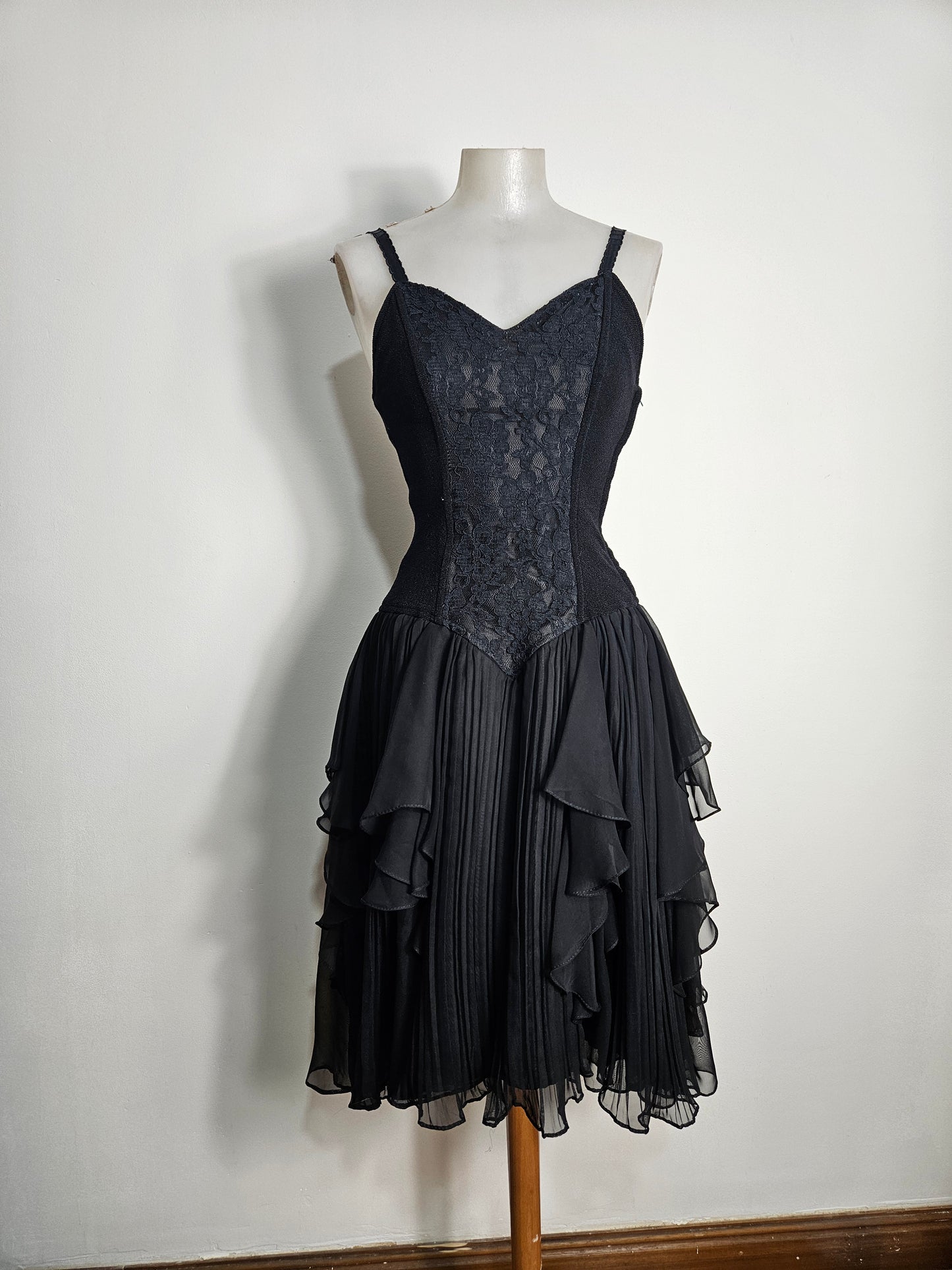 Vestido negro con volantes