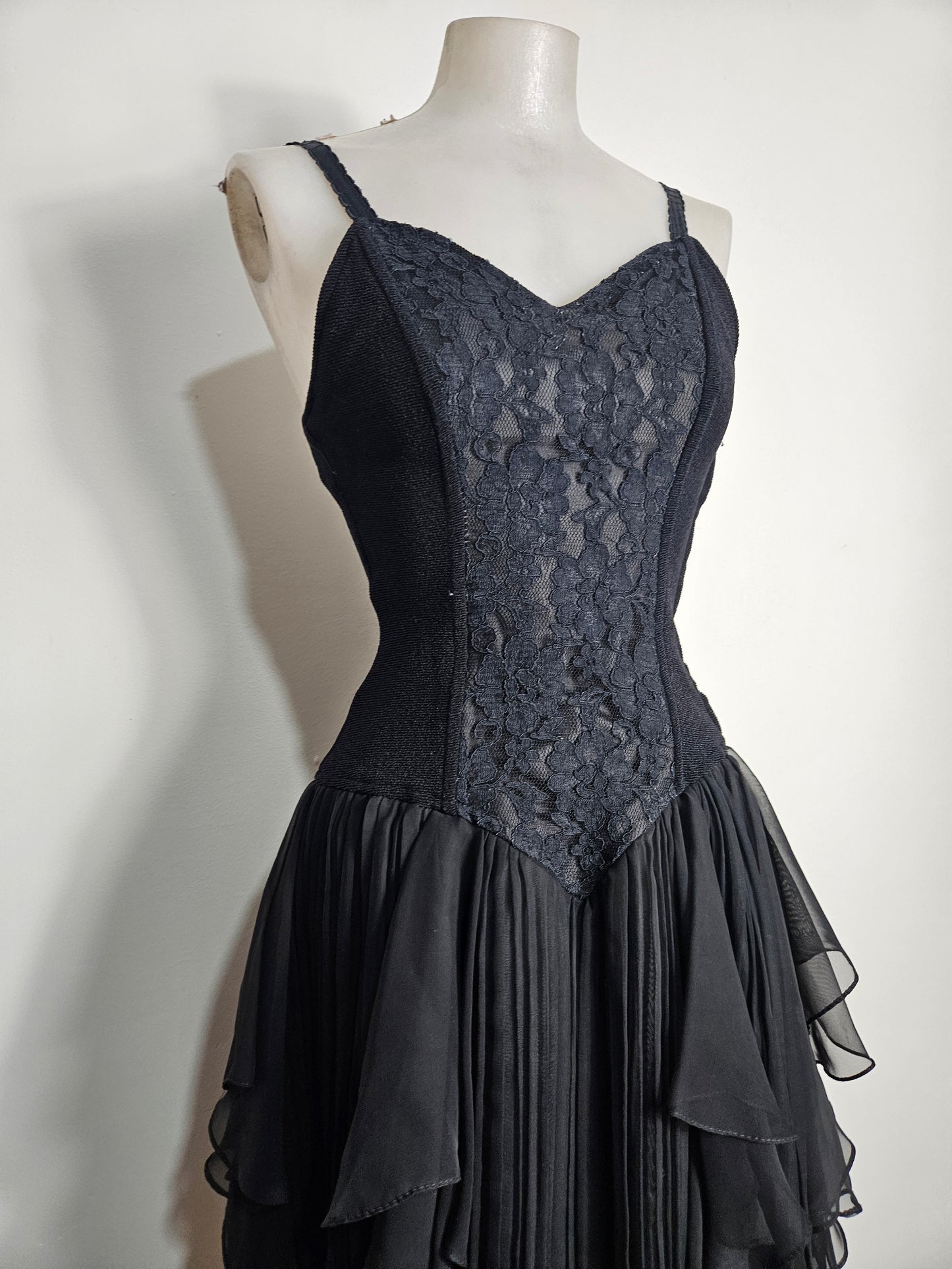 Vestido negro con volantes