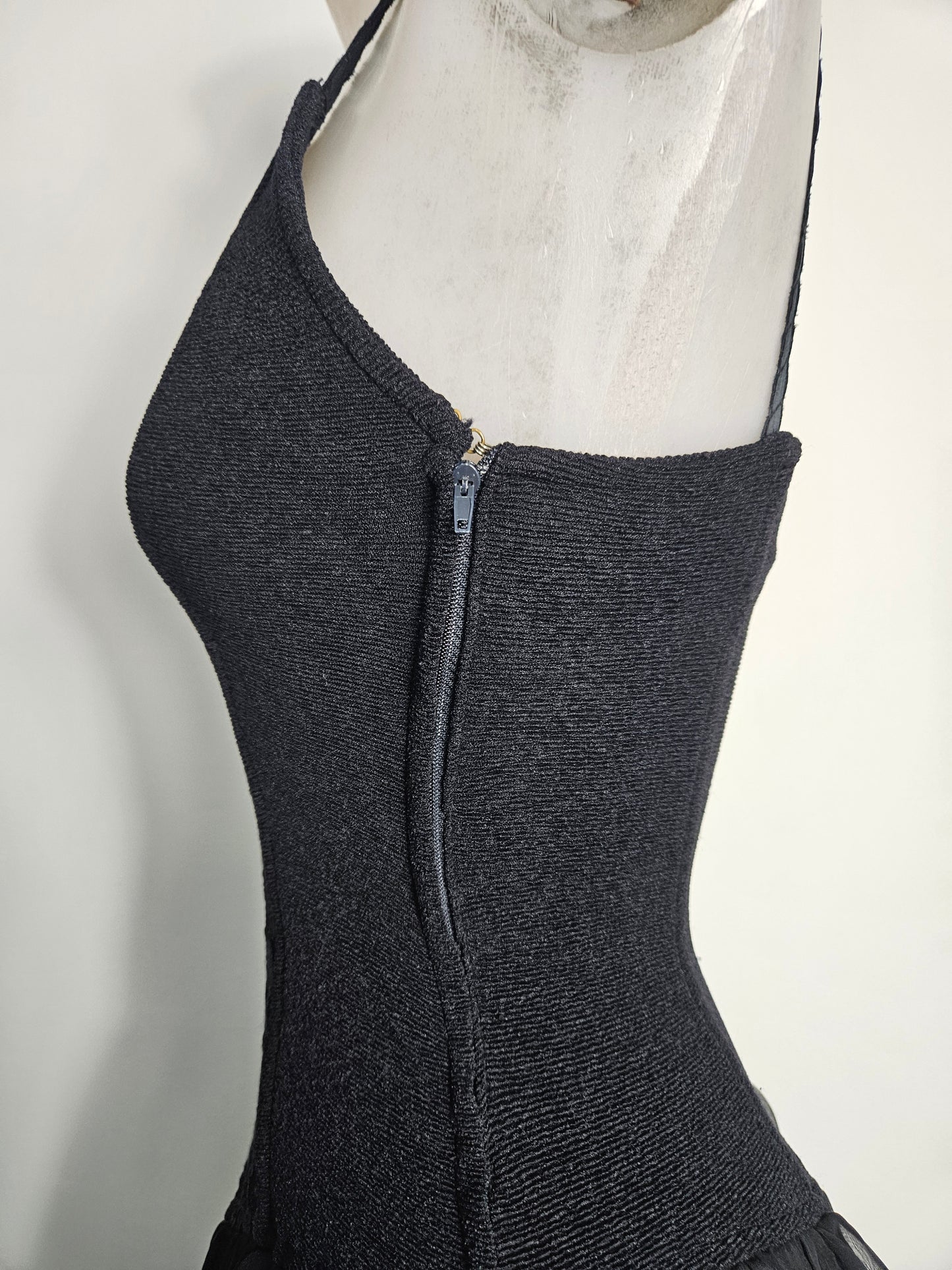 Vestido negro con volantes