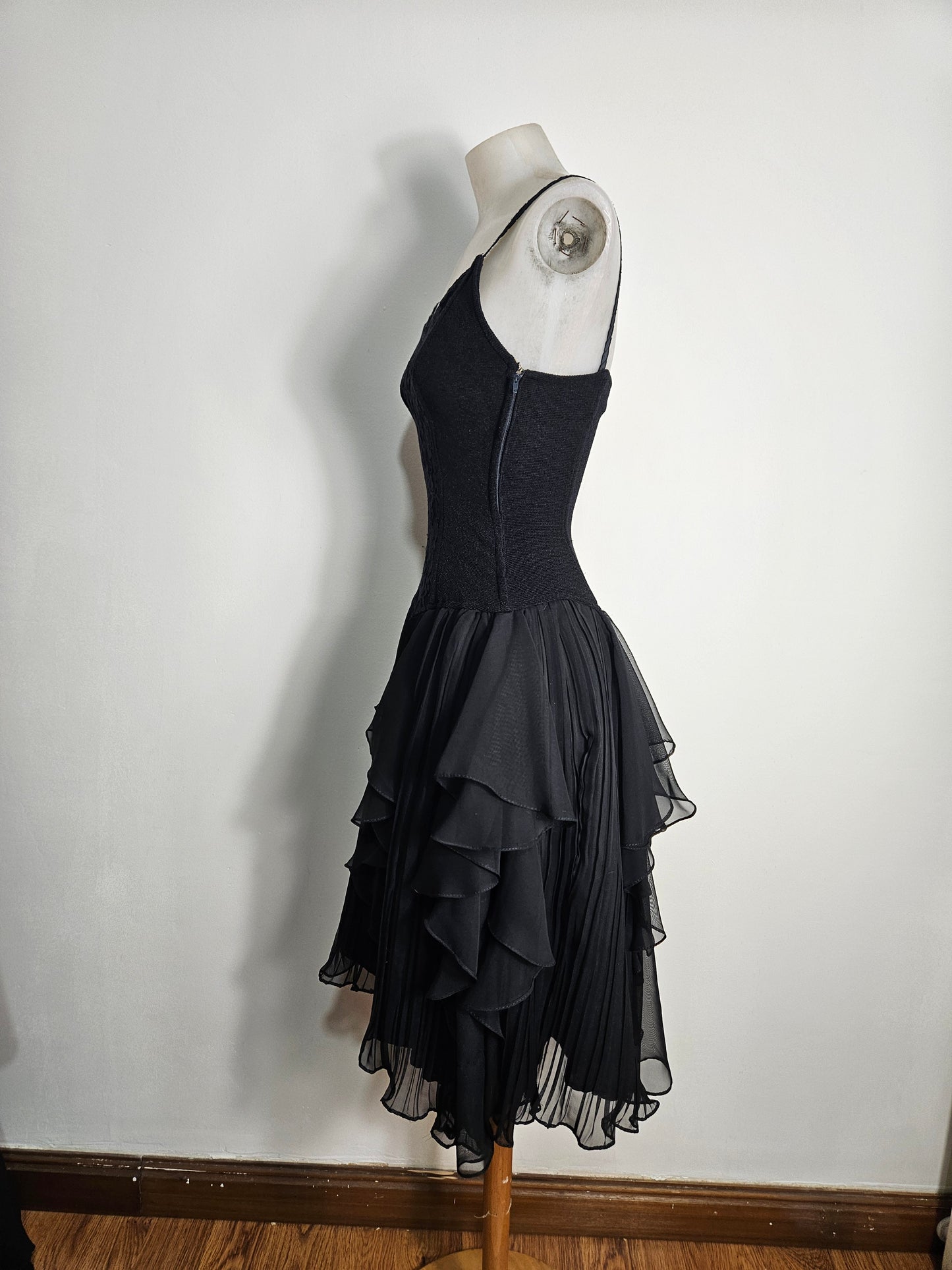 Vestido negro con volantes