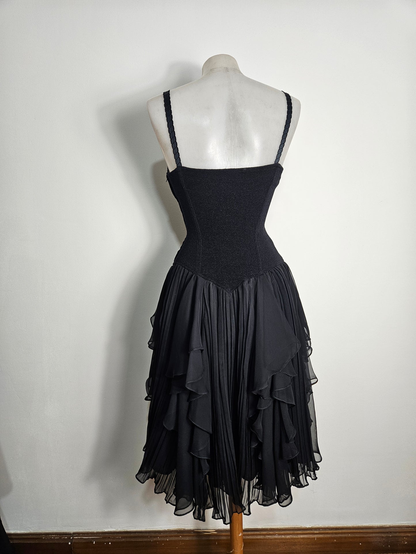 Vestido negro con volantes