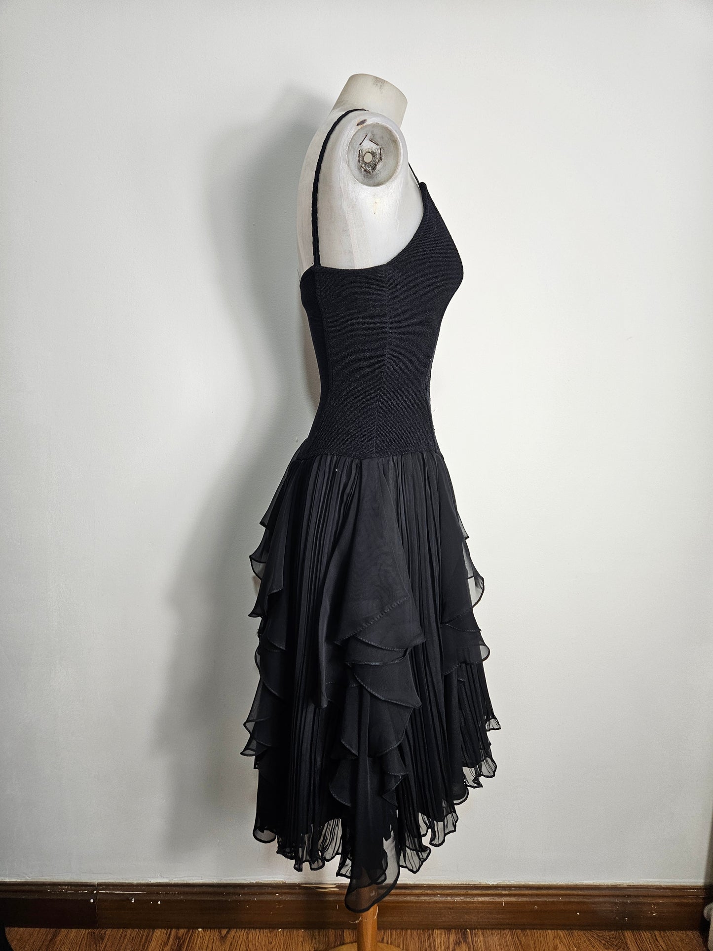Vestido negro con volantes