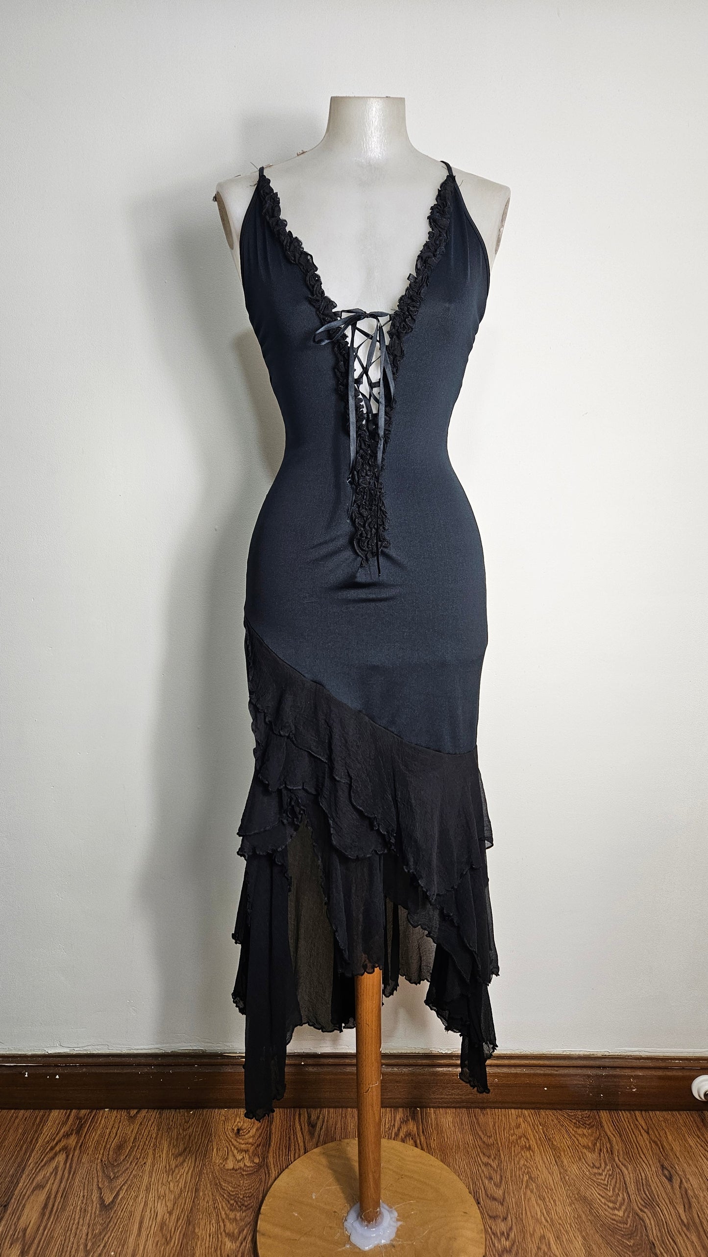 Vestido asimétrico con espalda descubierta