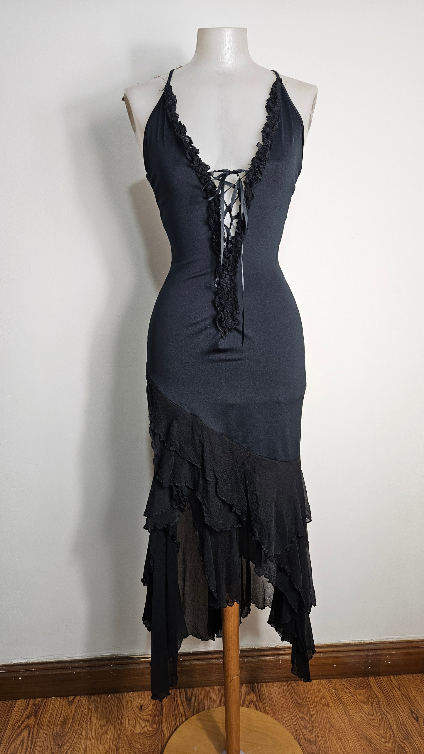 Vestido asimétrico con espalda descubierta