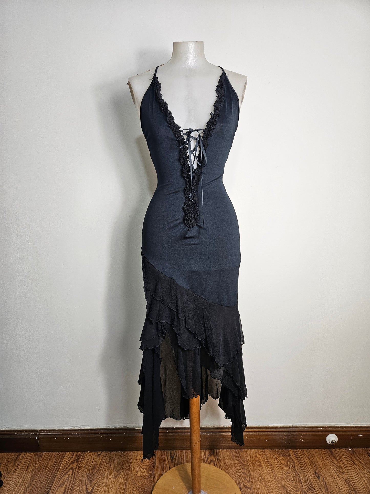 Vestido asimétrico con espalda descubierta