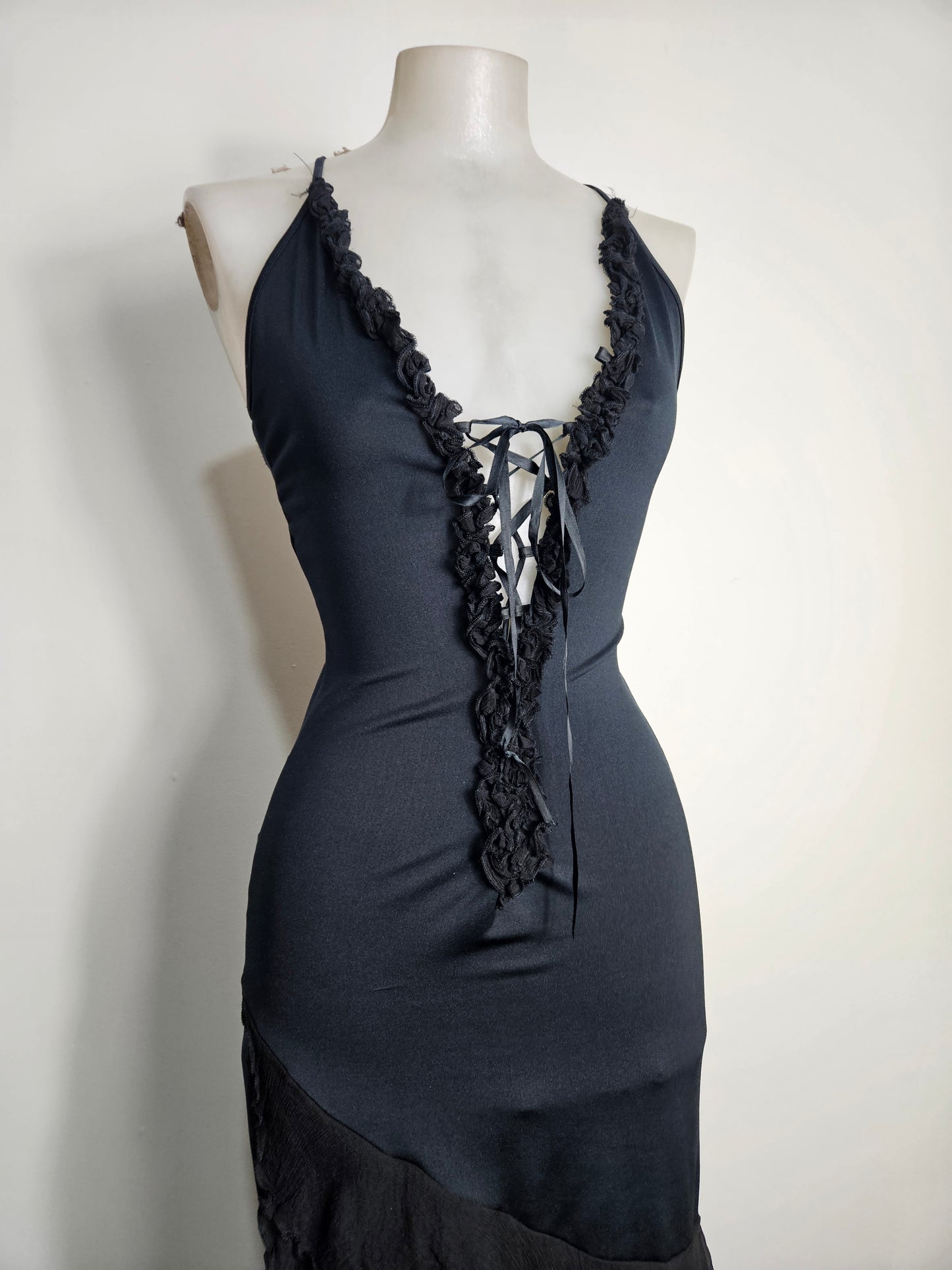 Vestido asimétrico con espalda descubierta