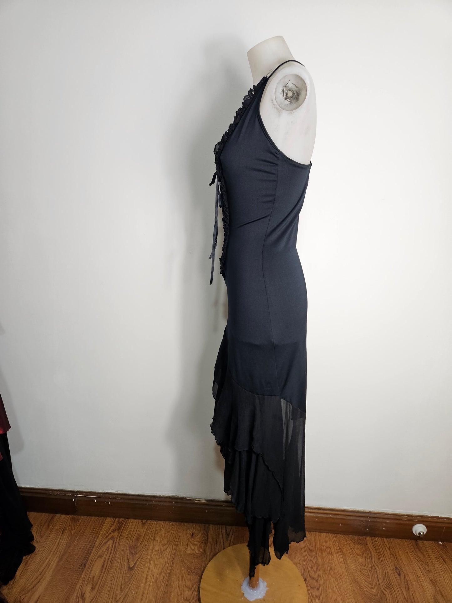 Vestido asimétrico con espalda descubierta