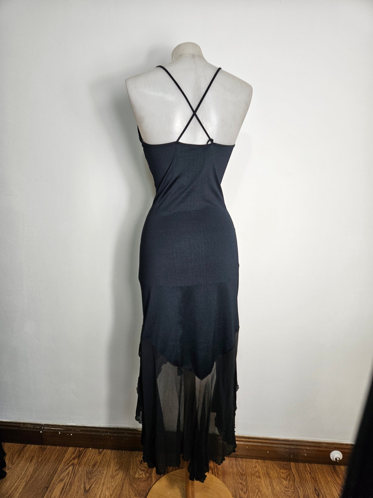 Vestido asimétrico con espalda descubierta