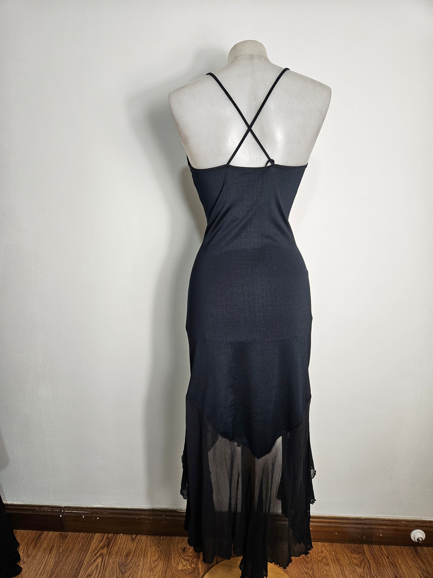 Vestido asimétrico con espalda descubierta