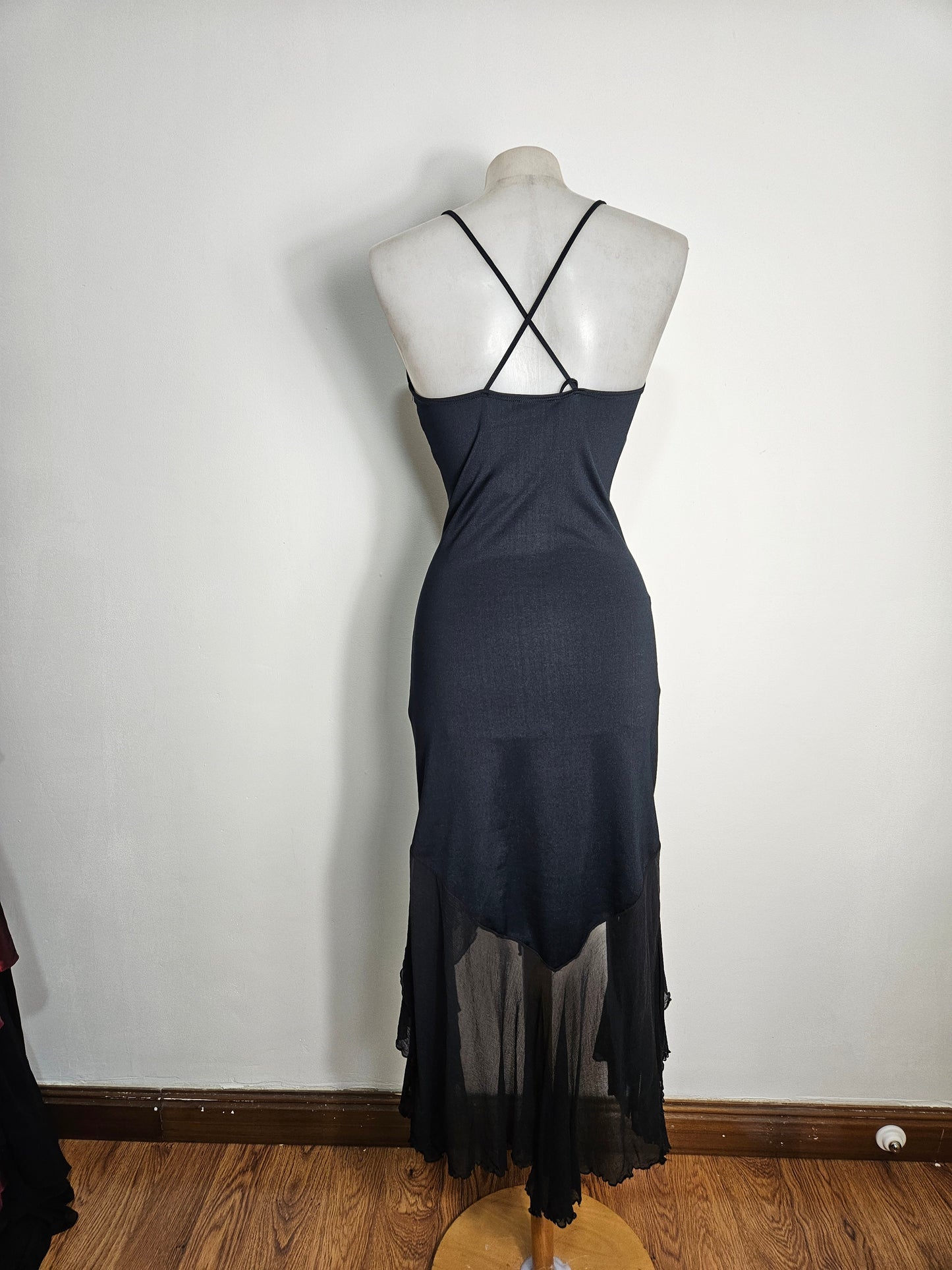 Vestido asimétrico con espalda descubierta