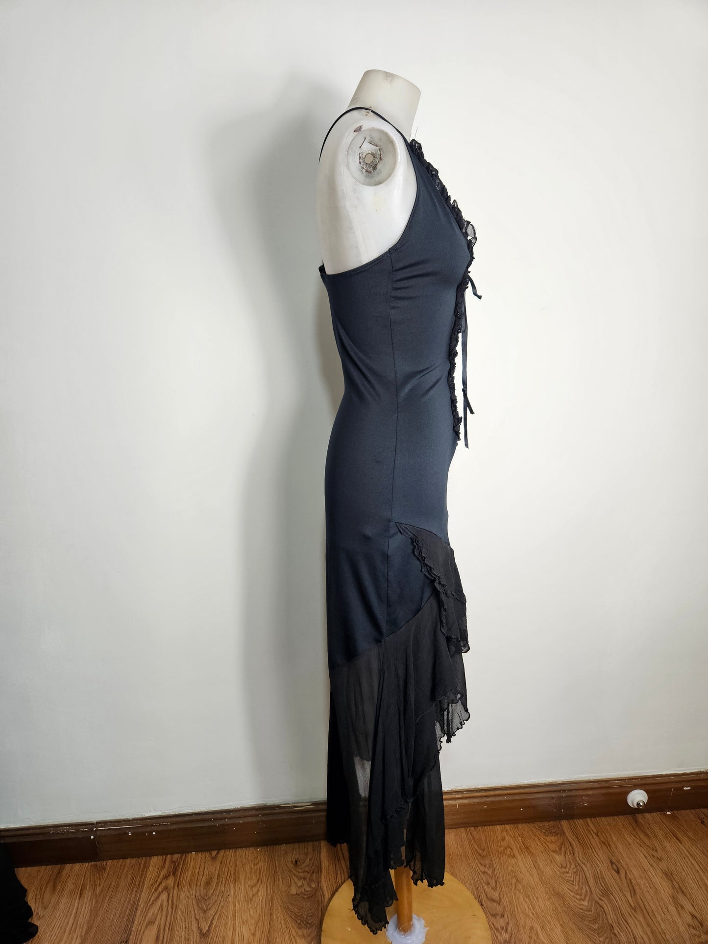 Vestido asimétrico con espalda descubierta