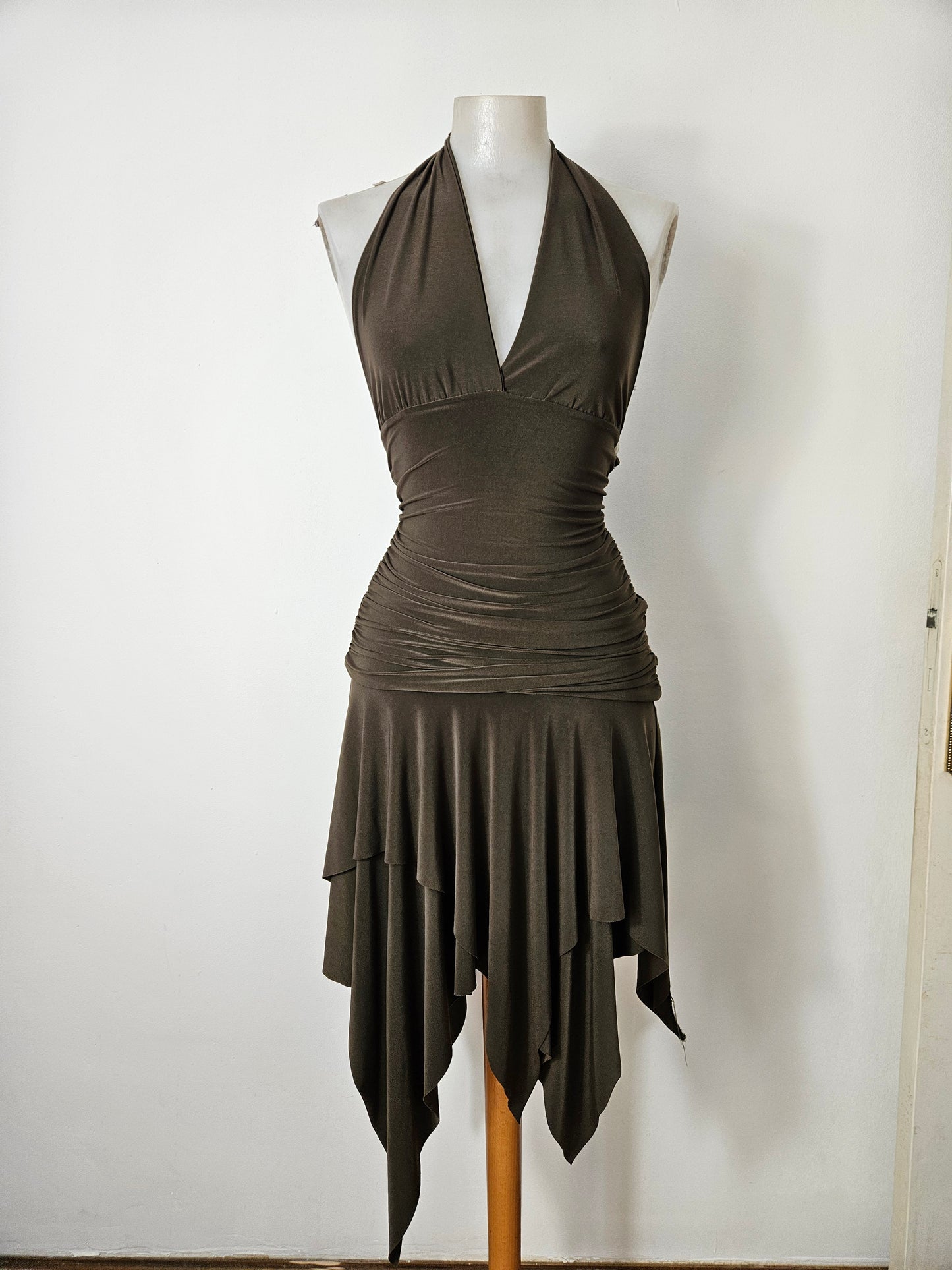 Vestido asimétrico con espalda descubierta color caqui