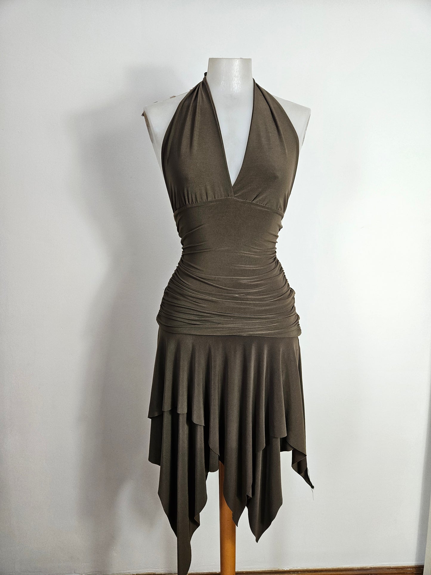 Vestido asimétrico con espalda descubierta color caqui