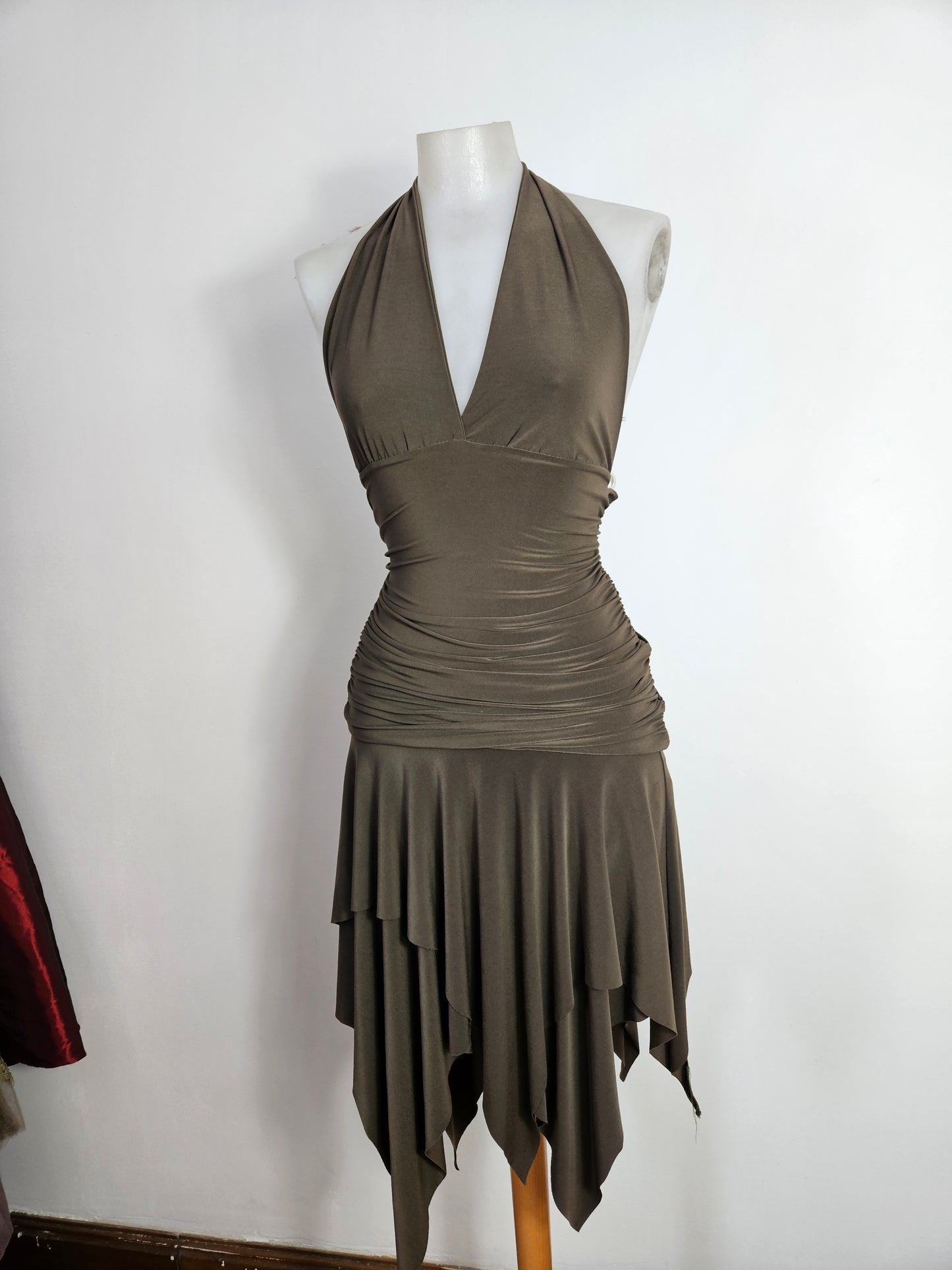 Vestido asimétrico con espalda descubierta color caqui