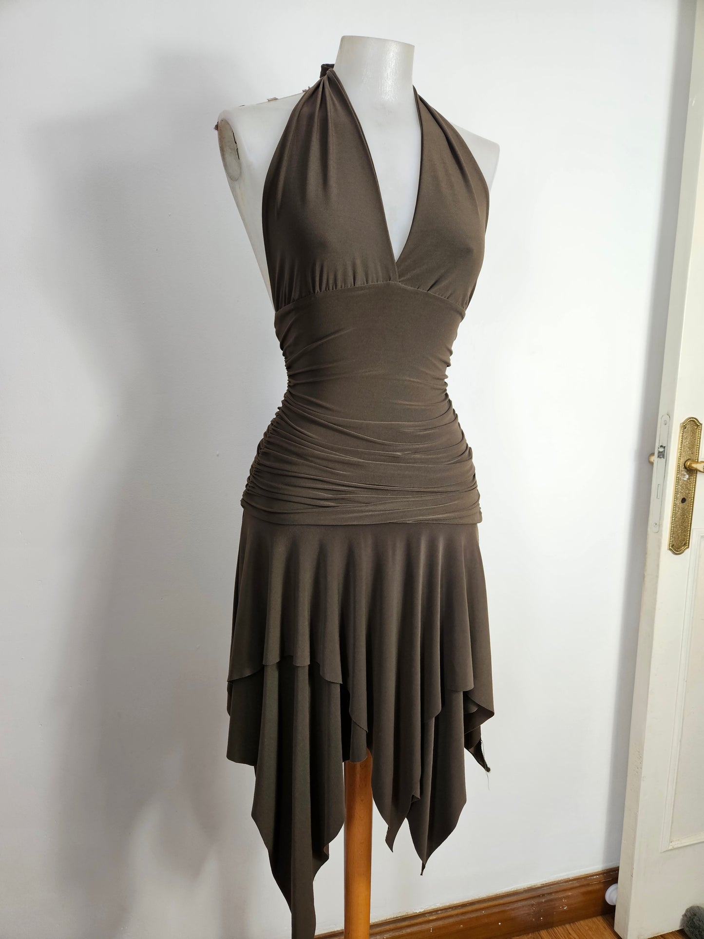 Vestido asimétrico con espalda descubierta color caqui