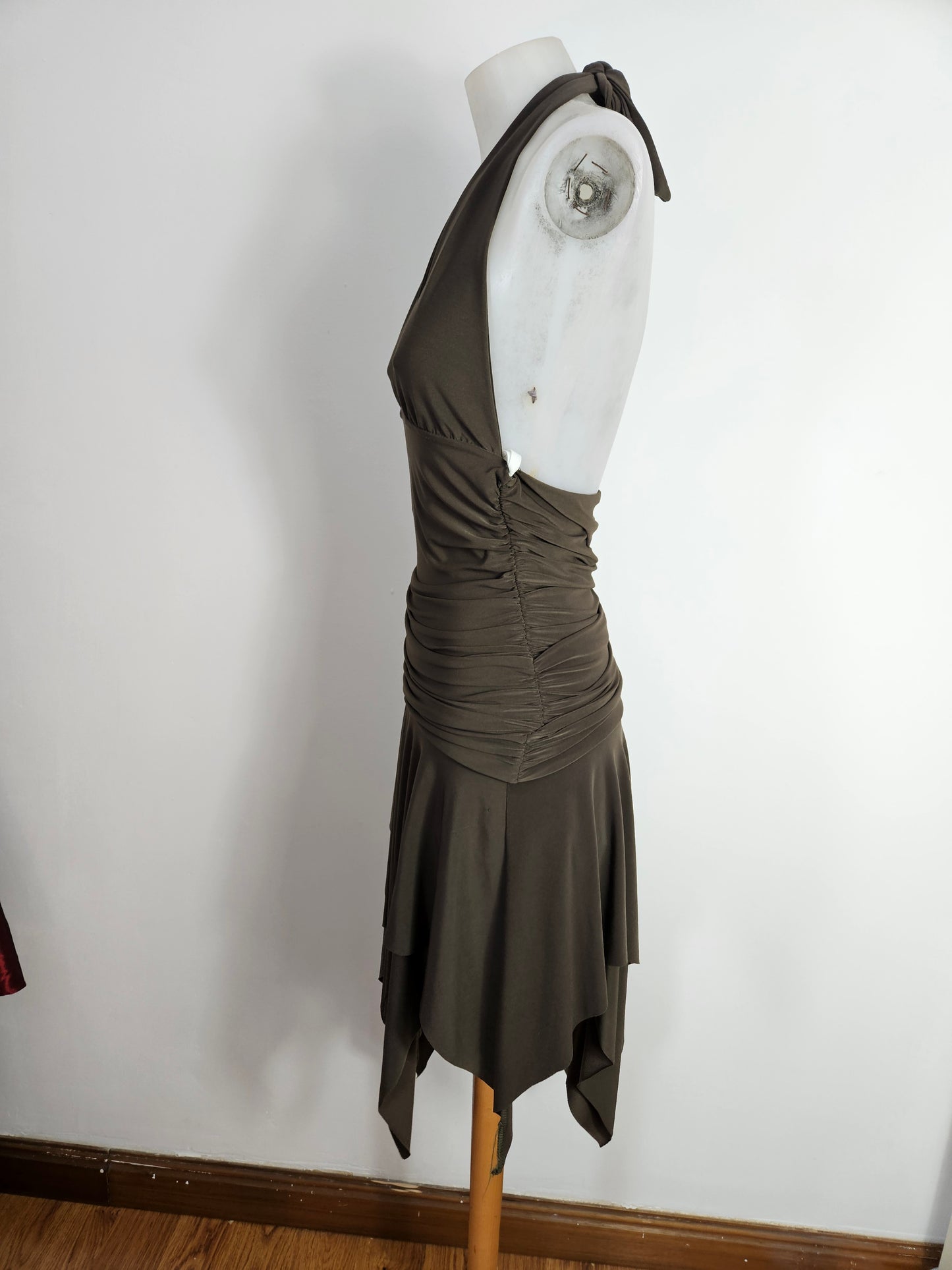 Vestido asimétrico con espalda descubierta color caqui