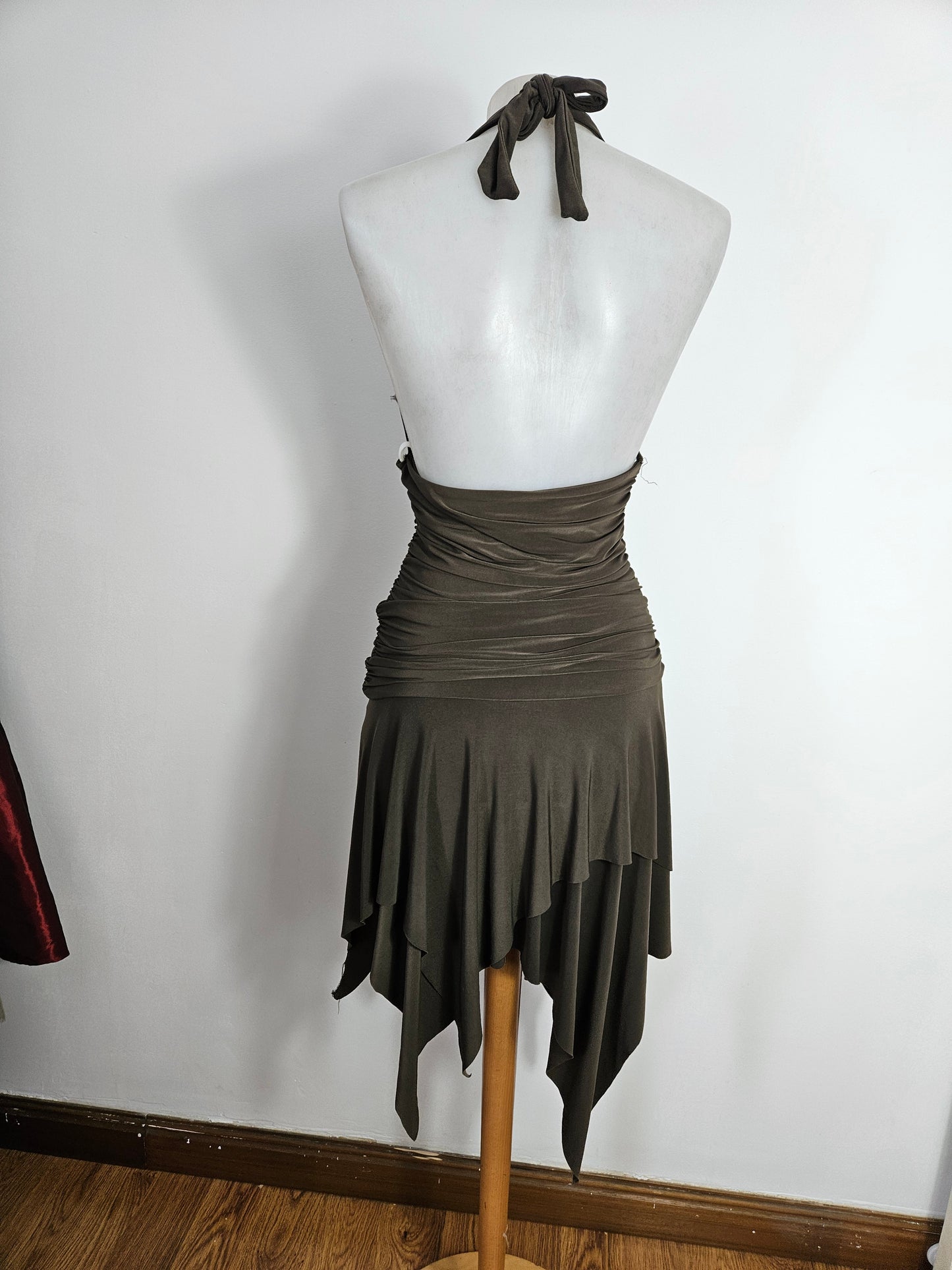 Vestido asimétrico con espalda descubierta color caqui