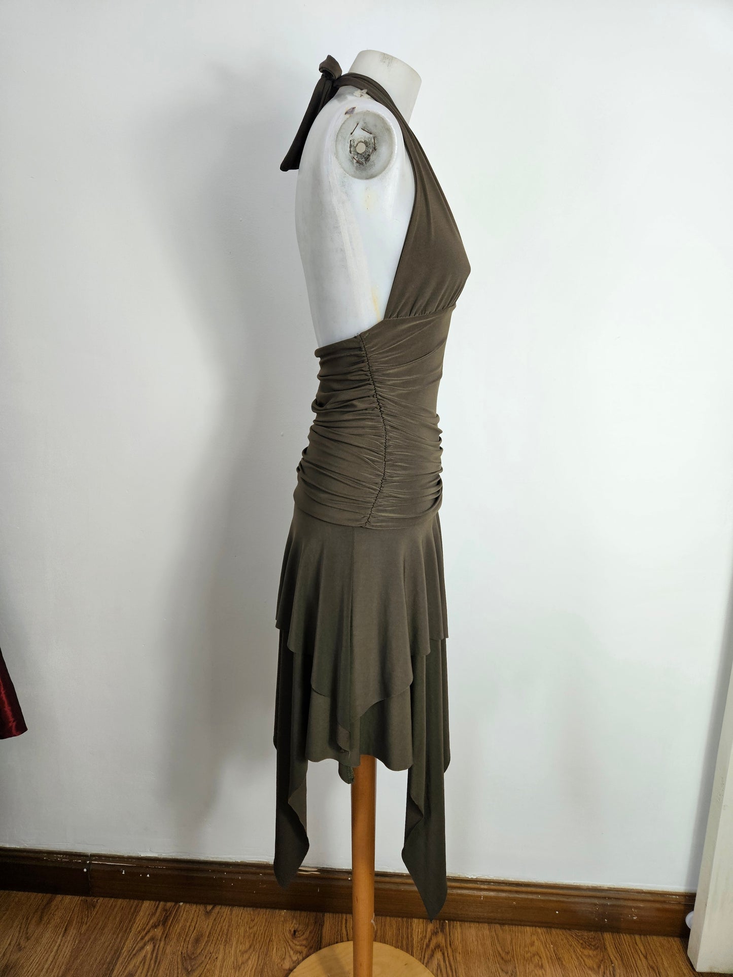 Vestido asimétrico con espalda descubierta color caqui