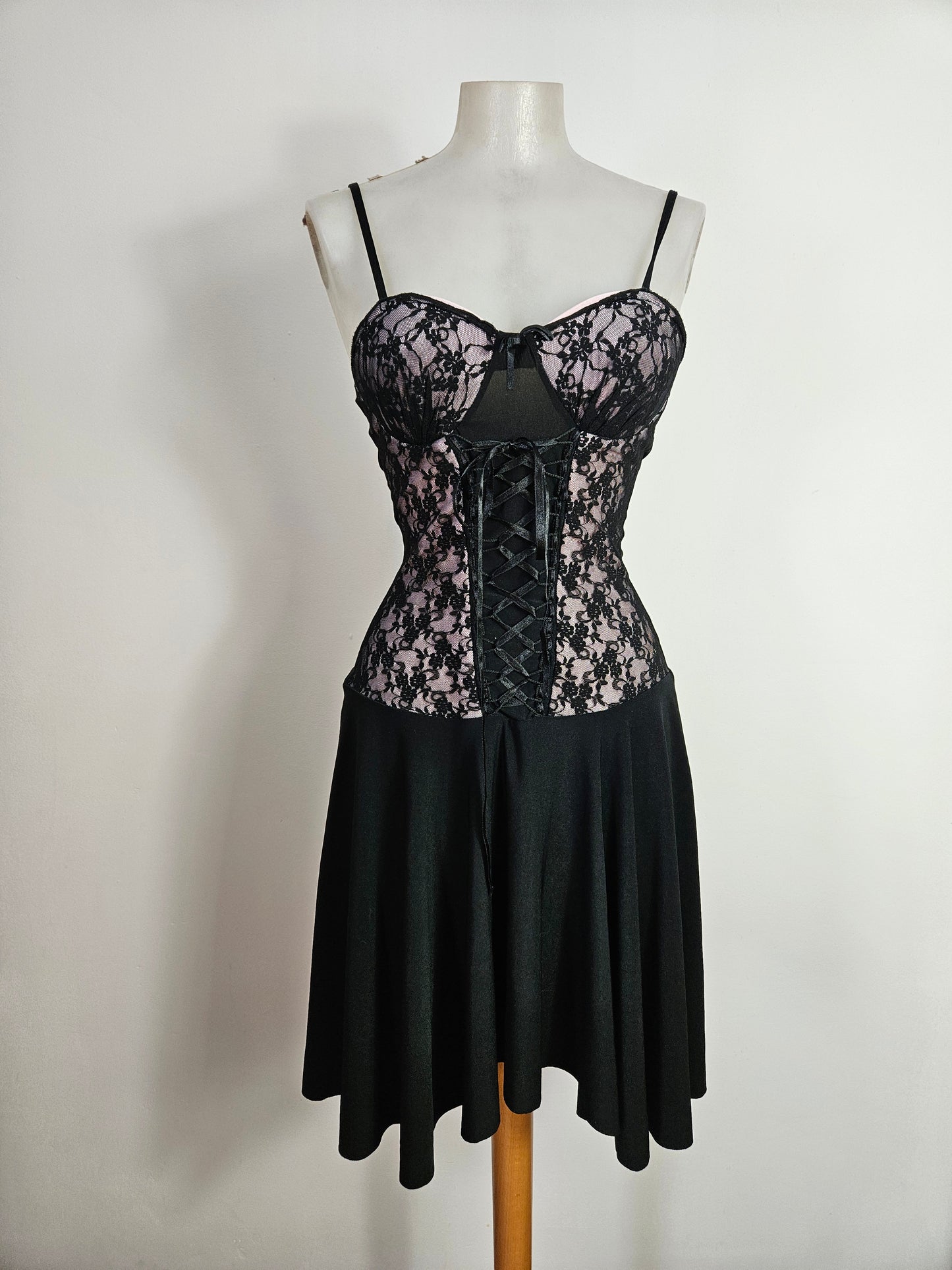 Vestido negro y lila con cordones