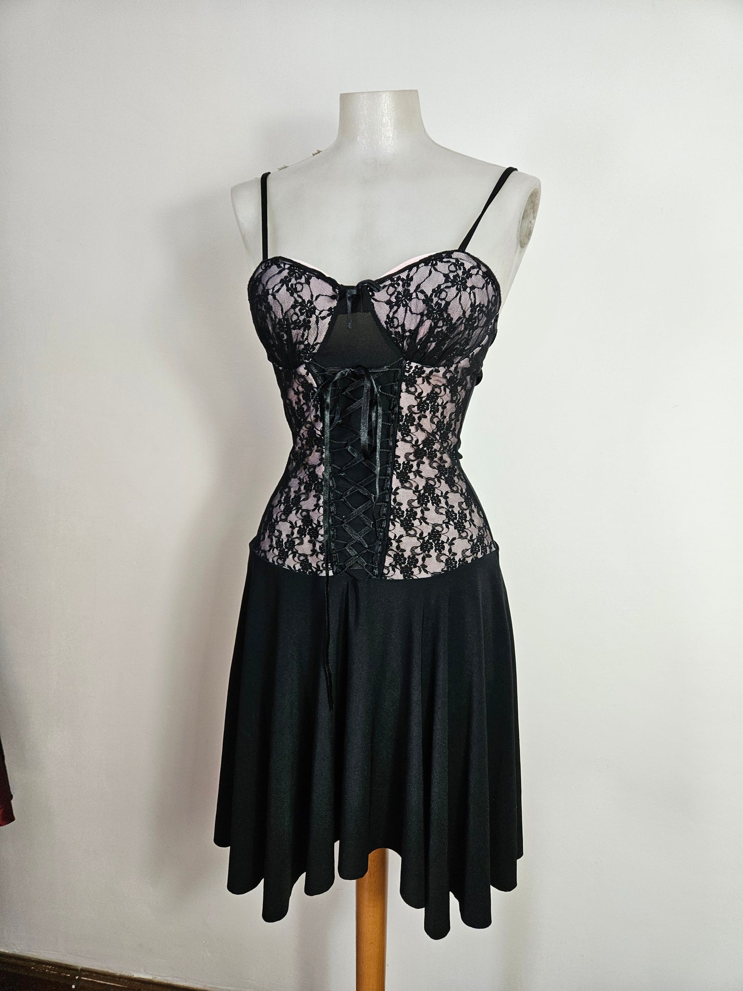 Vestido negro y lila con cordones