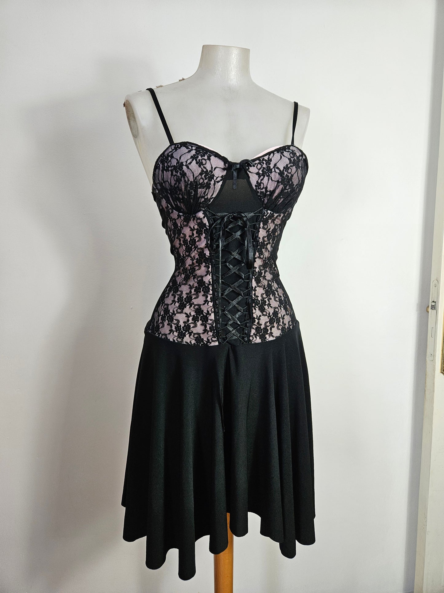 Vestido negro y lila con cordones