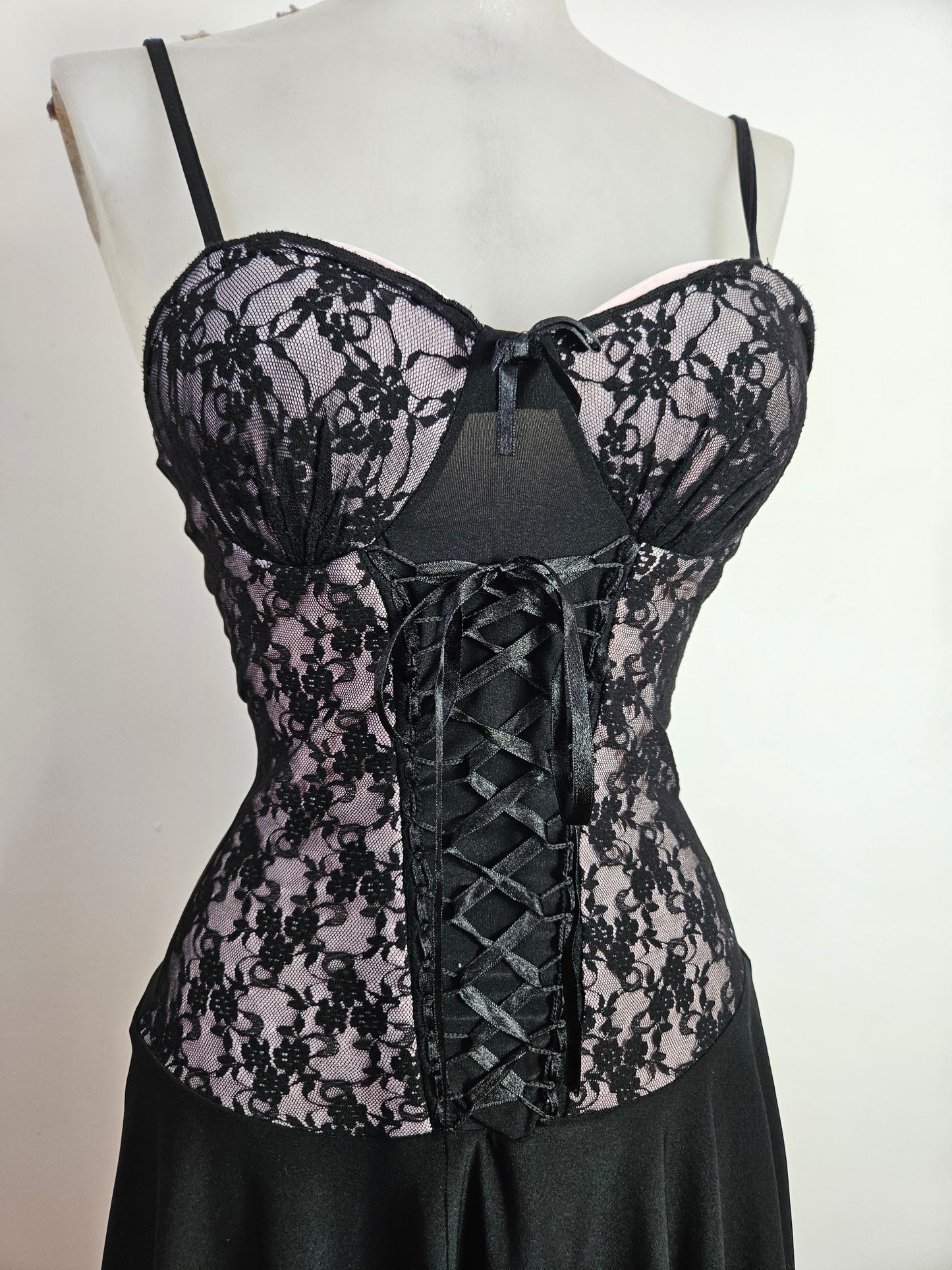 Vestido negro y lila con cordones
