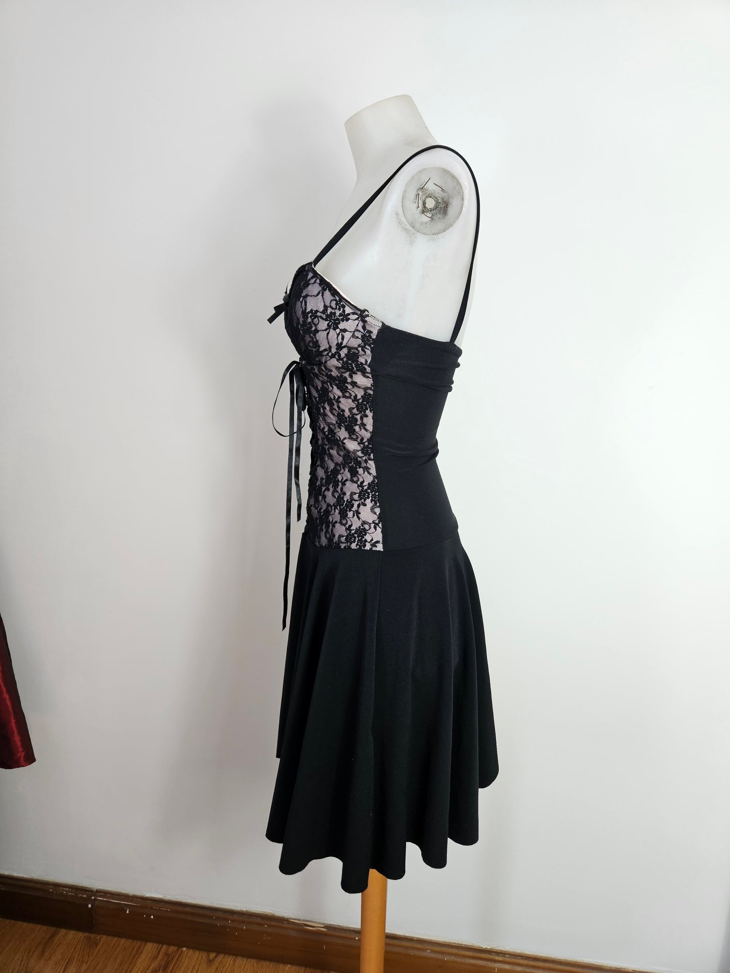 Vestido negro y lila con cordones