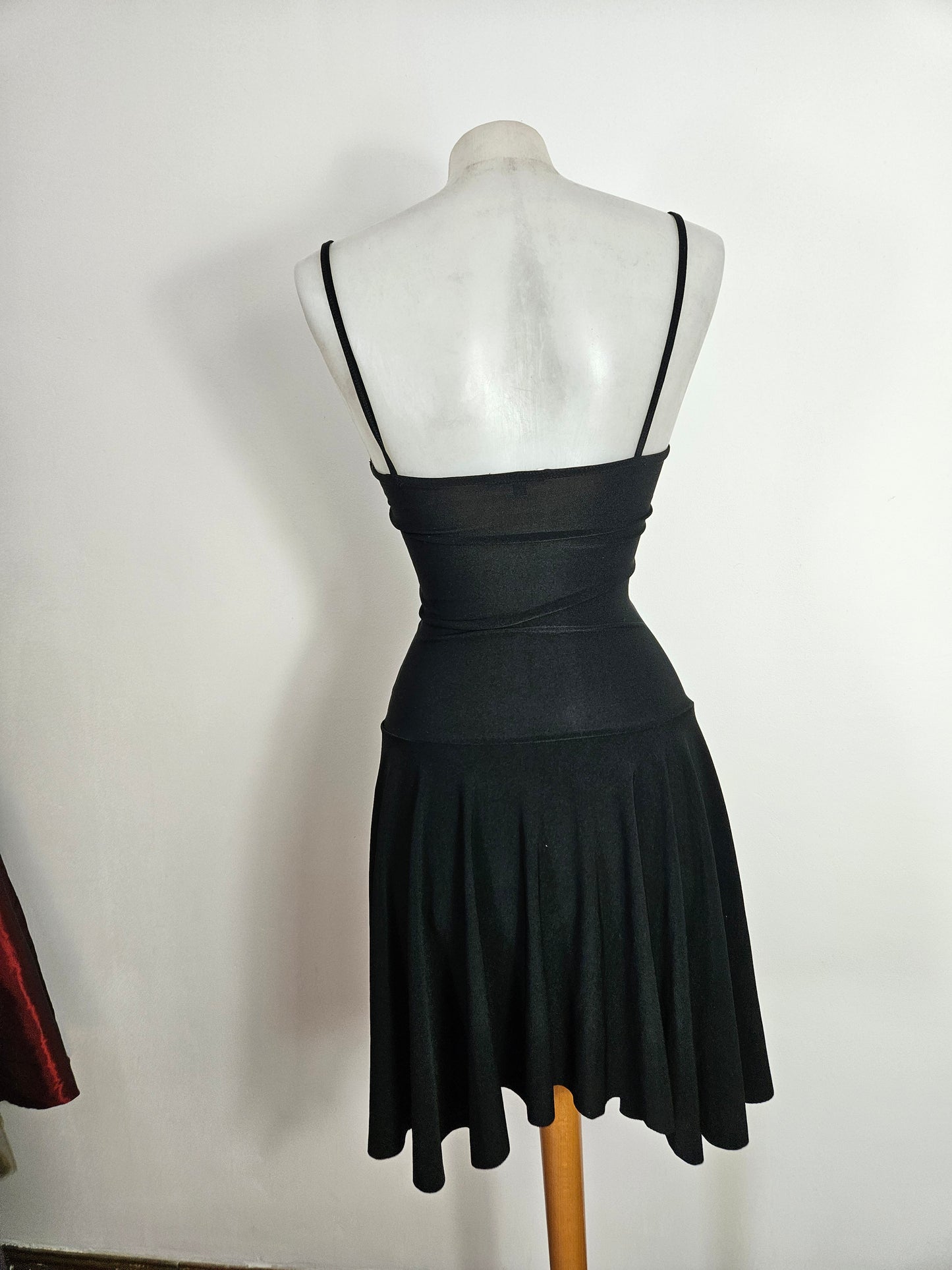 Vestido negro y lila con cordones