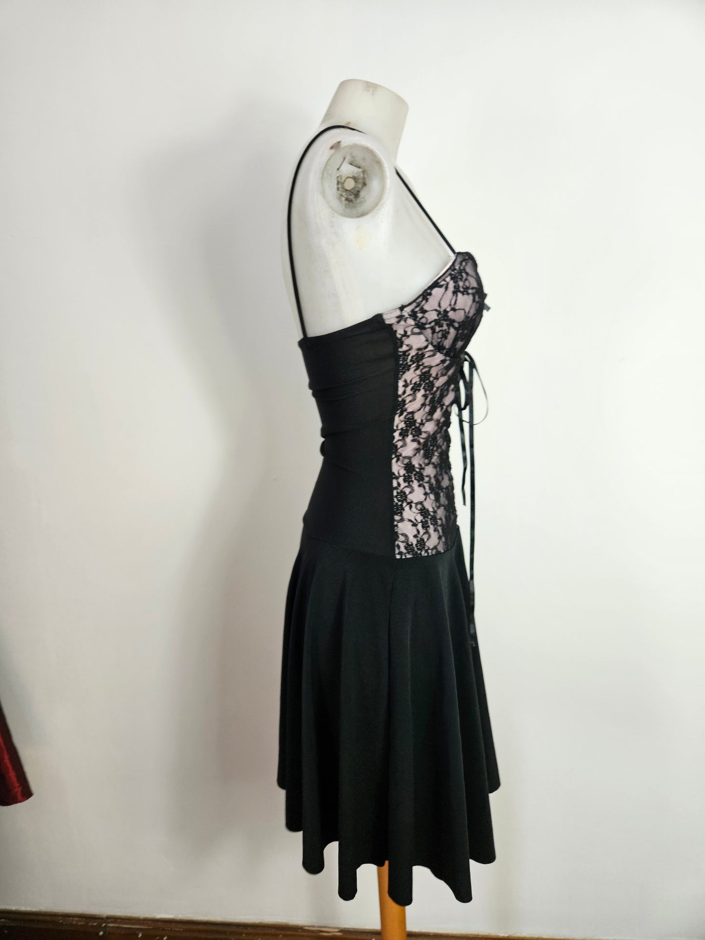 Vestido negro y lila con cordones