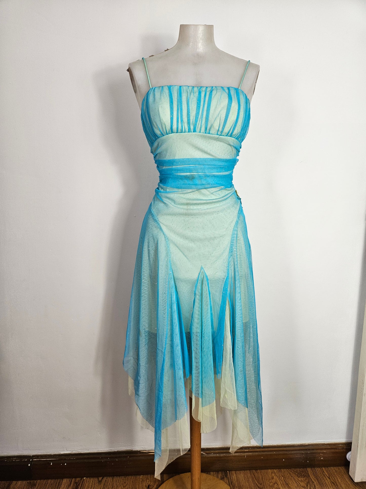 Vestido de gasa azul y verde