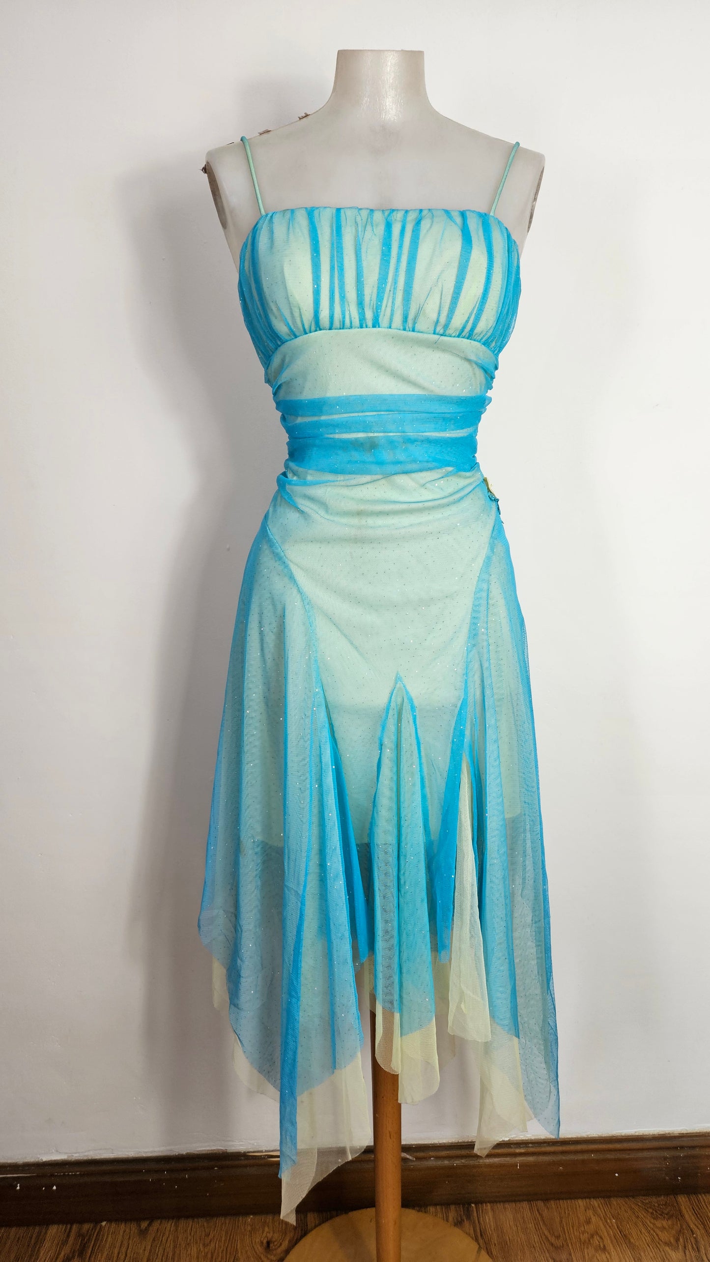 Vestido de gasa azul y verde