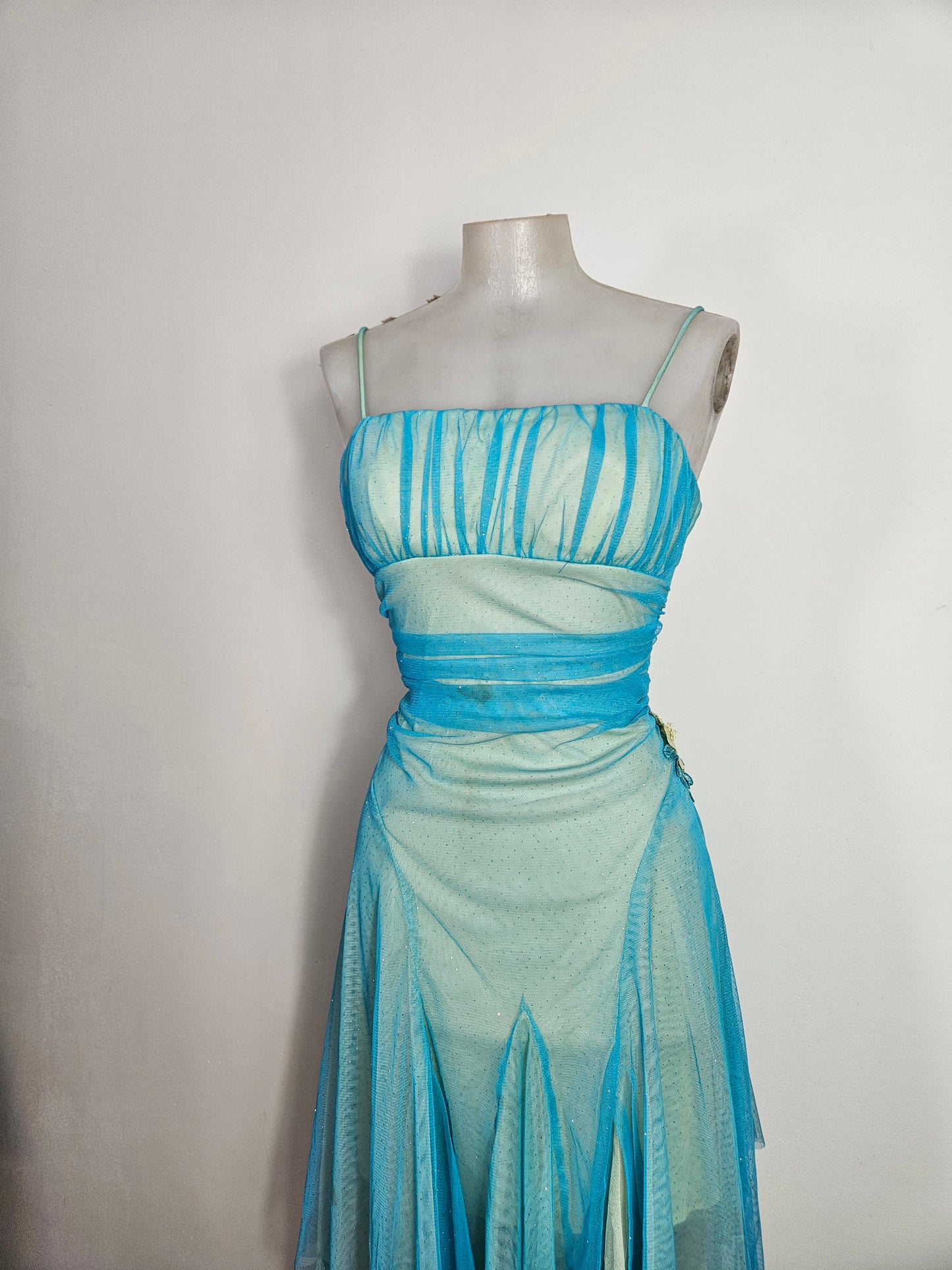 Vestido de gasa azul y verde