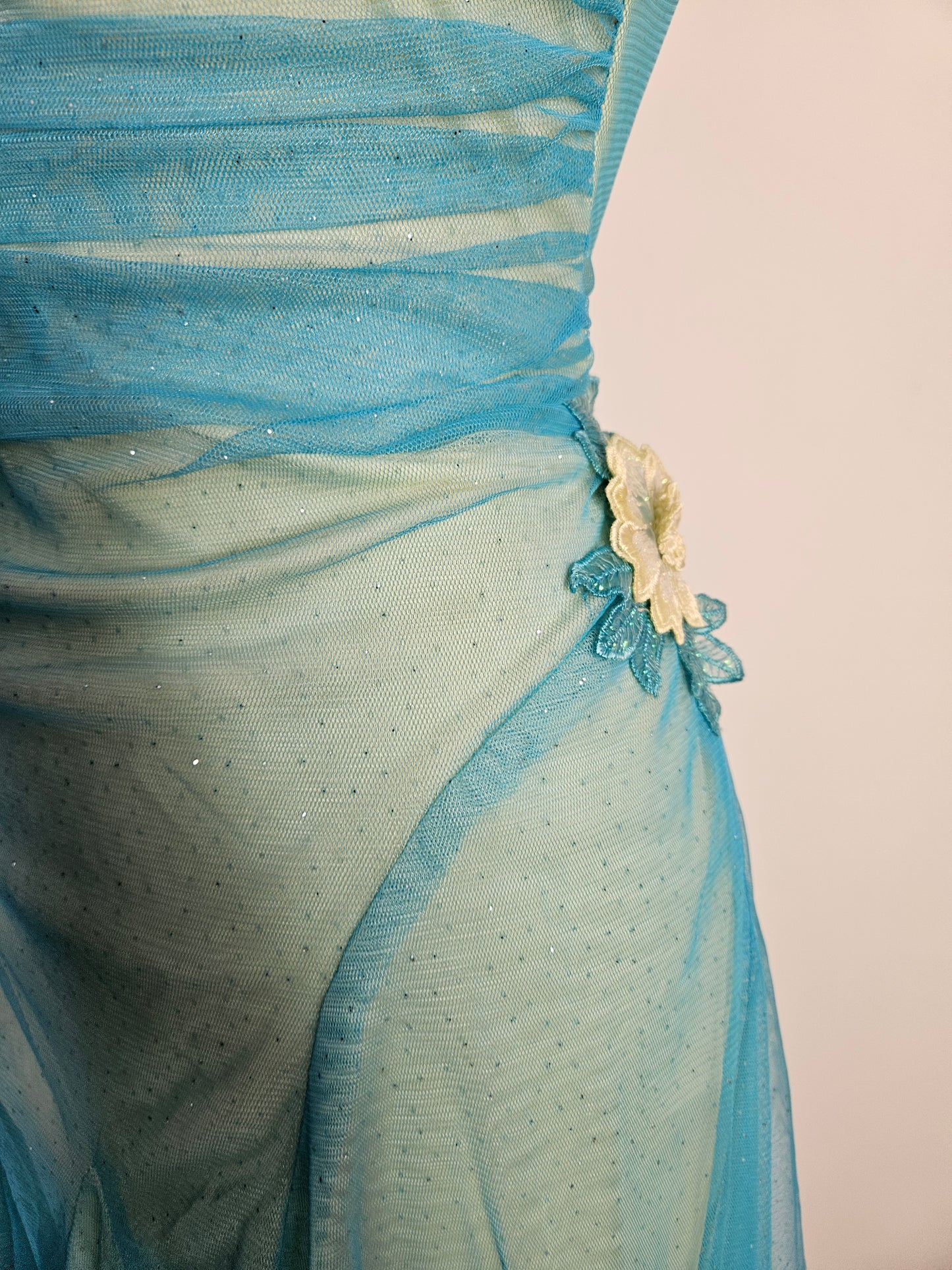 Vestido de gasa azul y verde