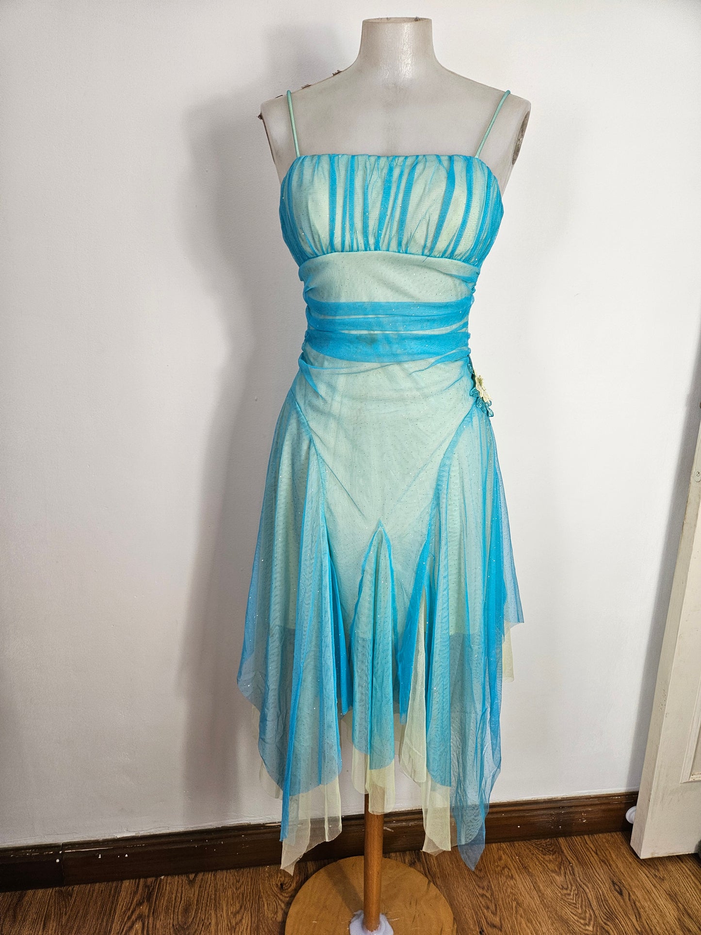 Vestido de gasa azul y verde