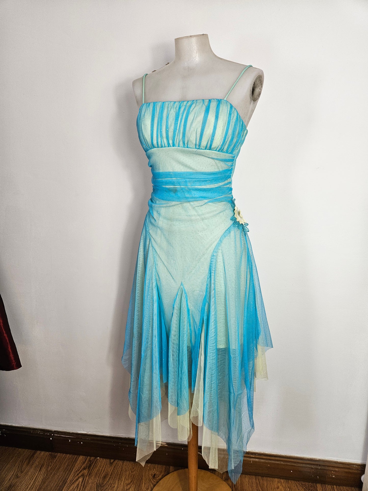 Vestido de gasa azul y verde