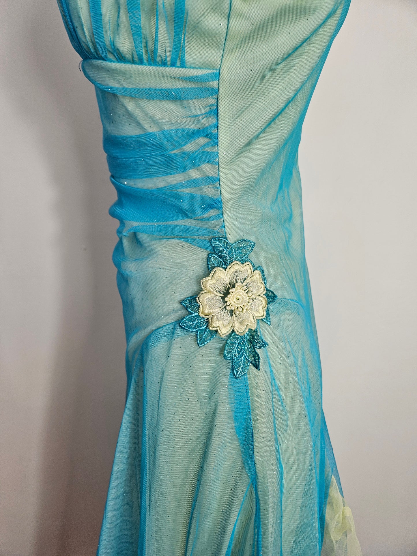 Vestido de gasa azul y verde