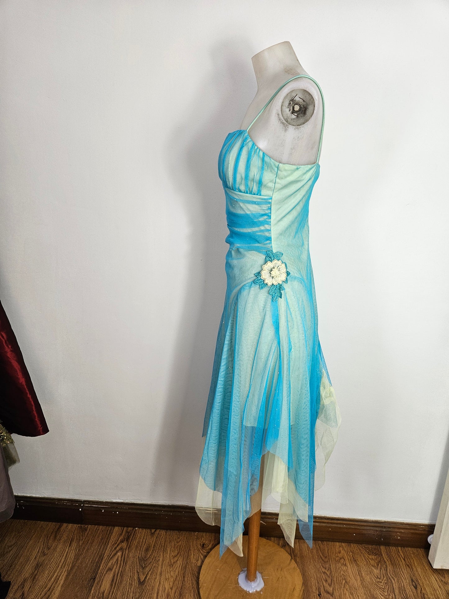 Vestido de gasa azul y verde