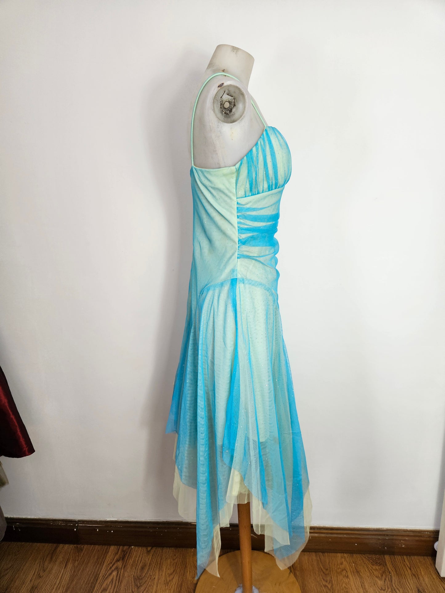 Vestido de gasa azul y verde